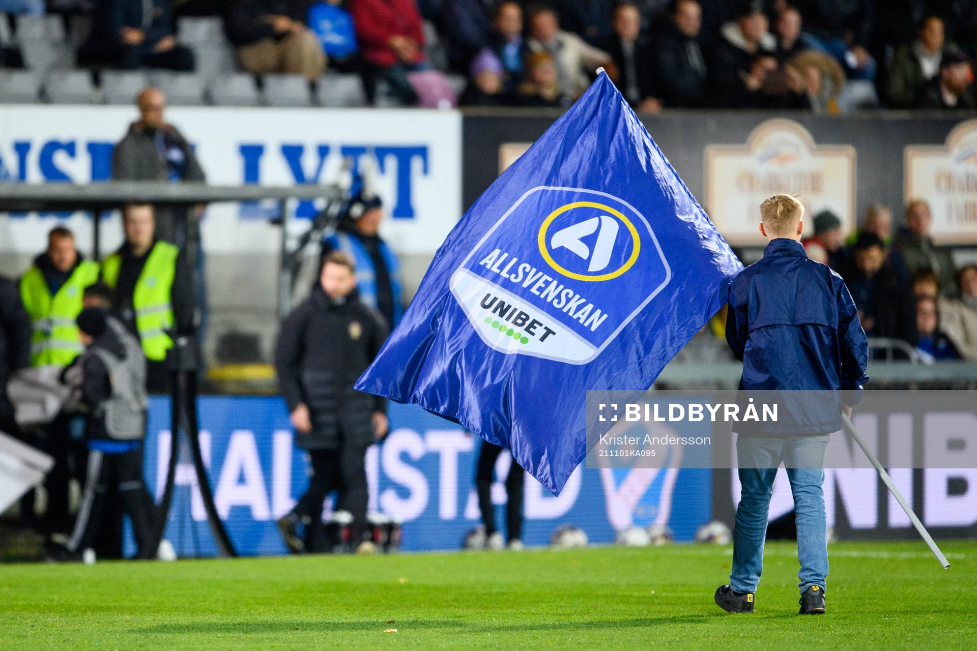 Flagga med Allsvenskan och Unibet före fotbollsmatchen i