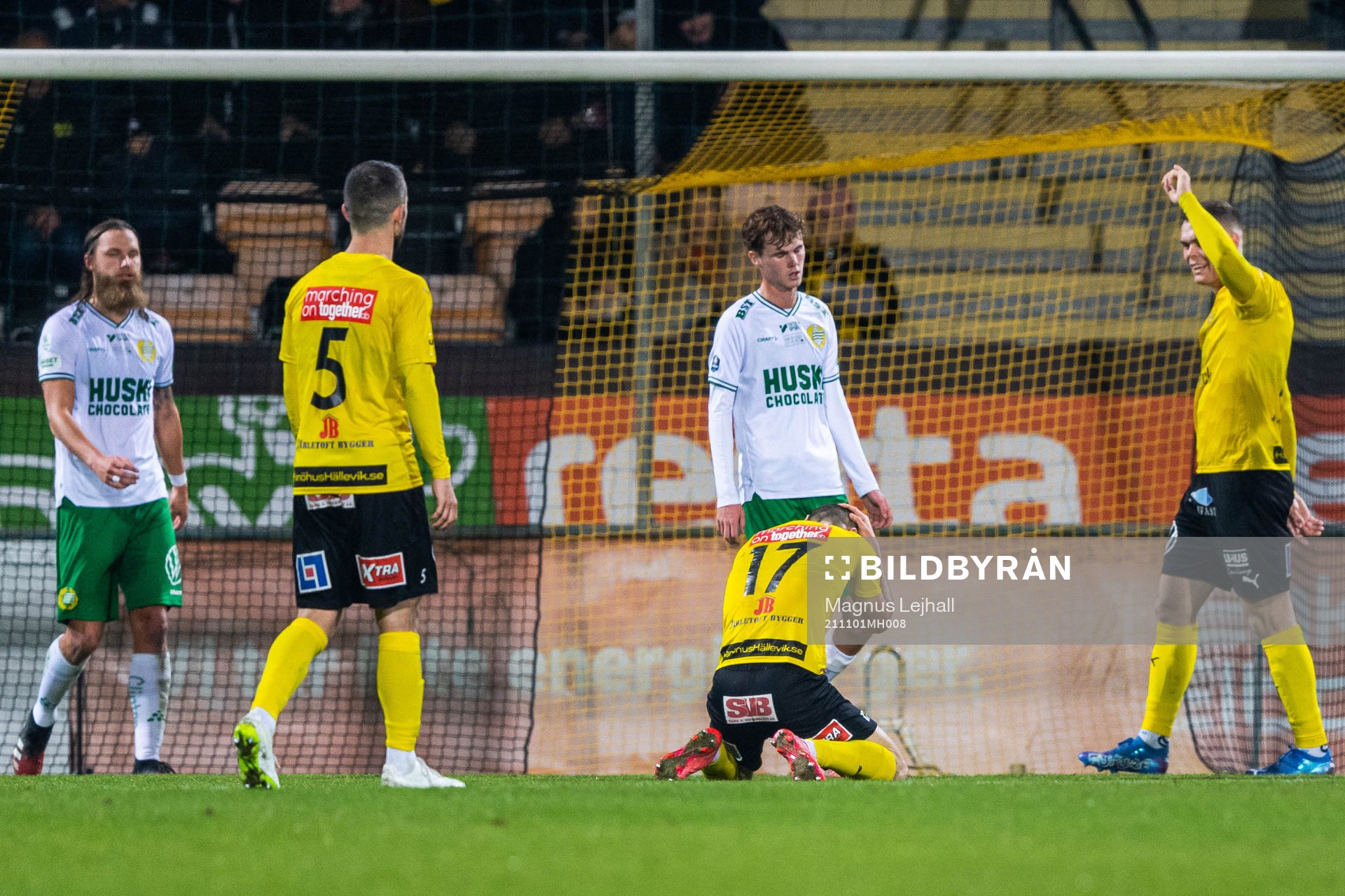 Mjällbys Carlos Moros Gracia och Jacob Bergström deppar