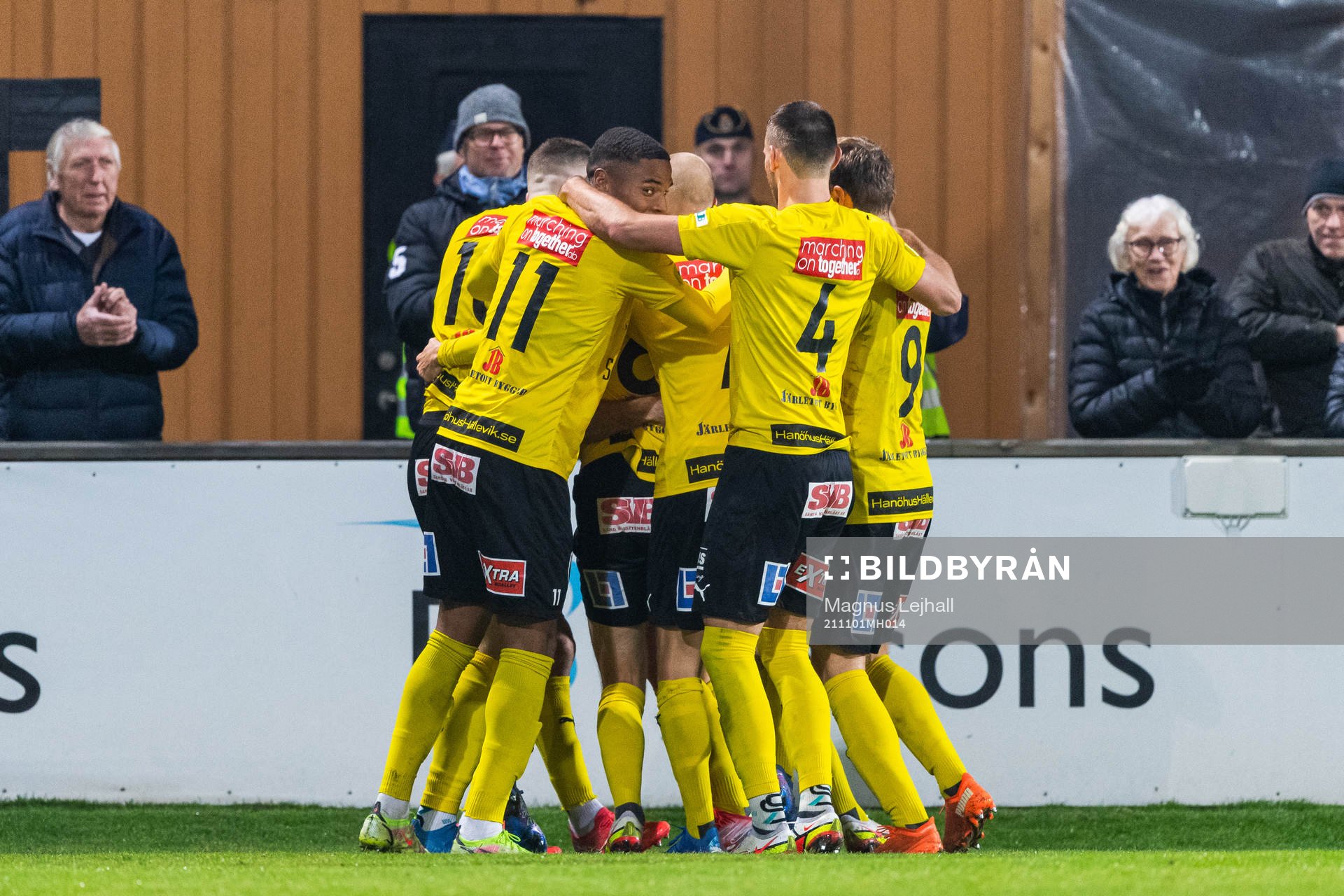 Mjällbys Carlos Moros Gracia jublar med lagkamrater efter att han gjort 1-0 under fotbollsmatchen i Allsvenskan mellan Mjällby och Hammarby den 1 november 2021 i Hällevik.