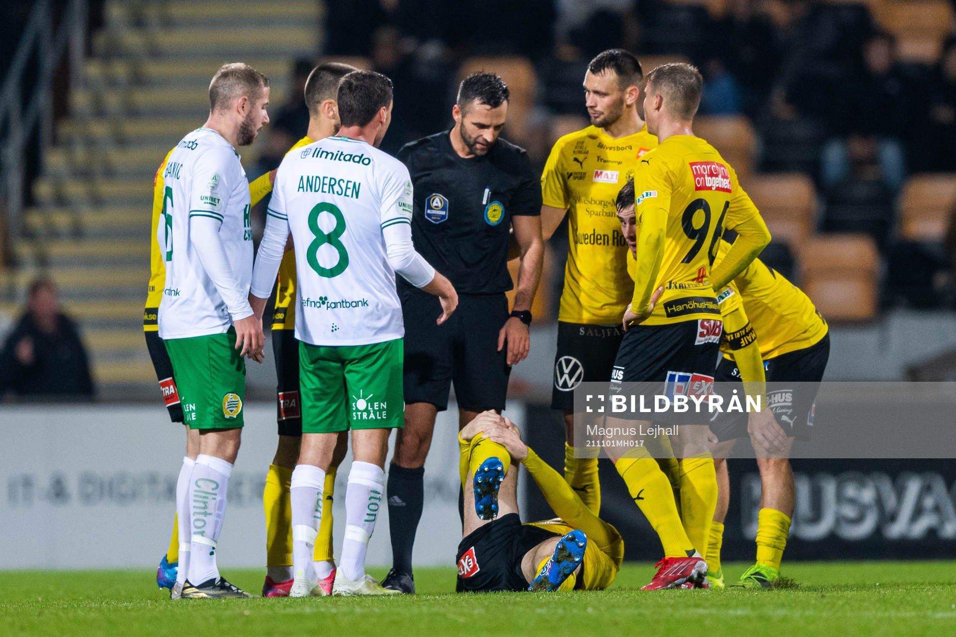 Mjällbys Jacob Bergström ligger och har ont bredvid