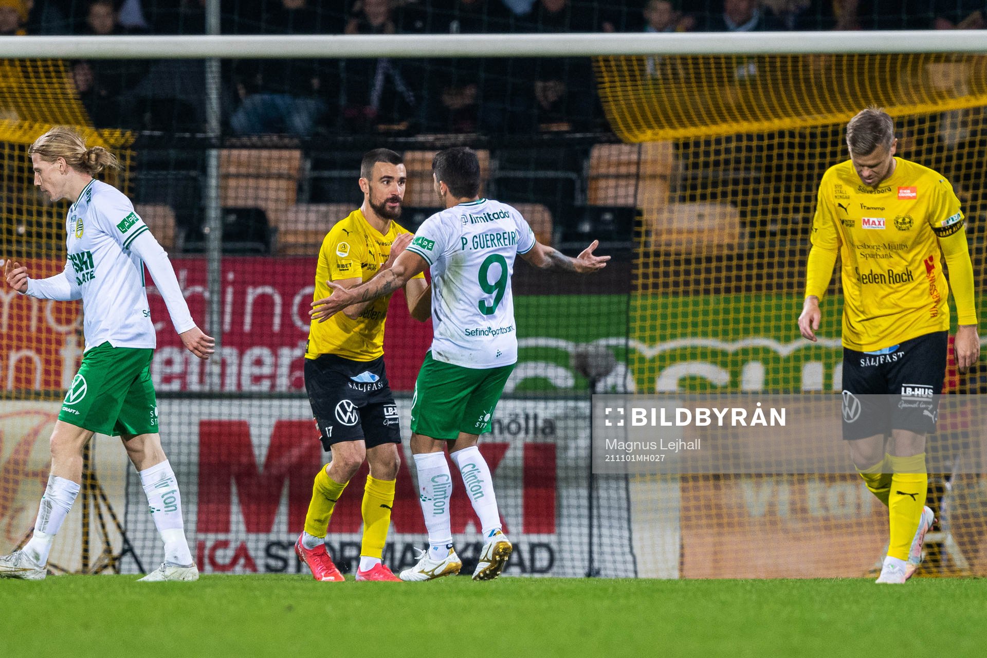 Mjällbys Carlos Moros Gracia och Hammarbys Paulinho