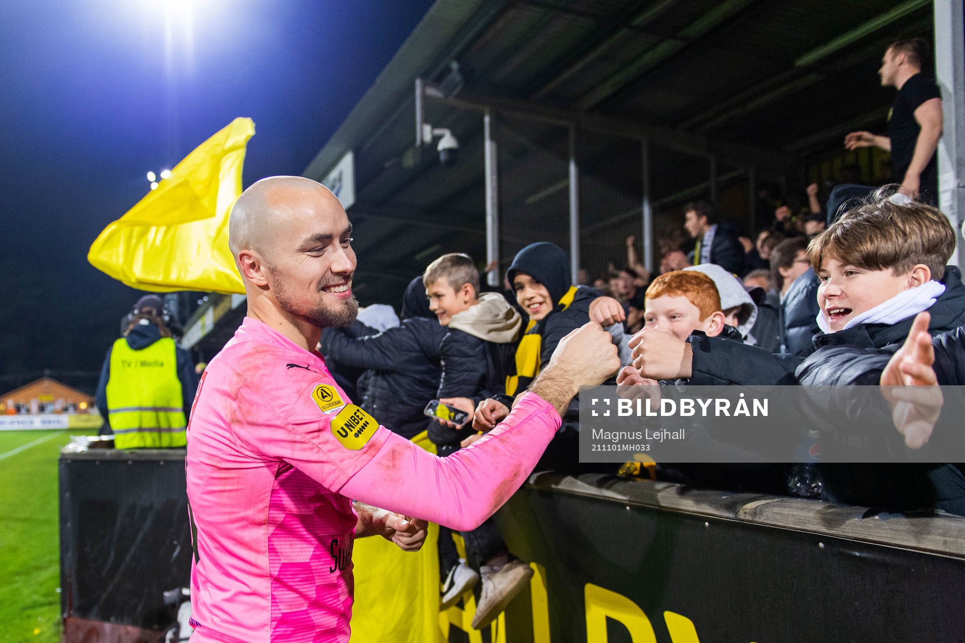 Mjällbys målvakt Carl-Johan Eriksson jublar med supportrar
