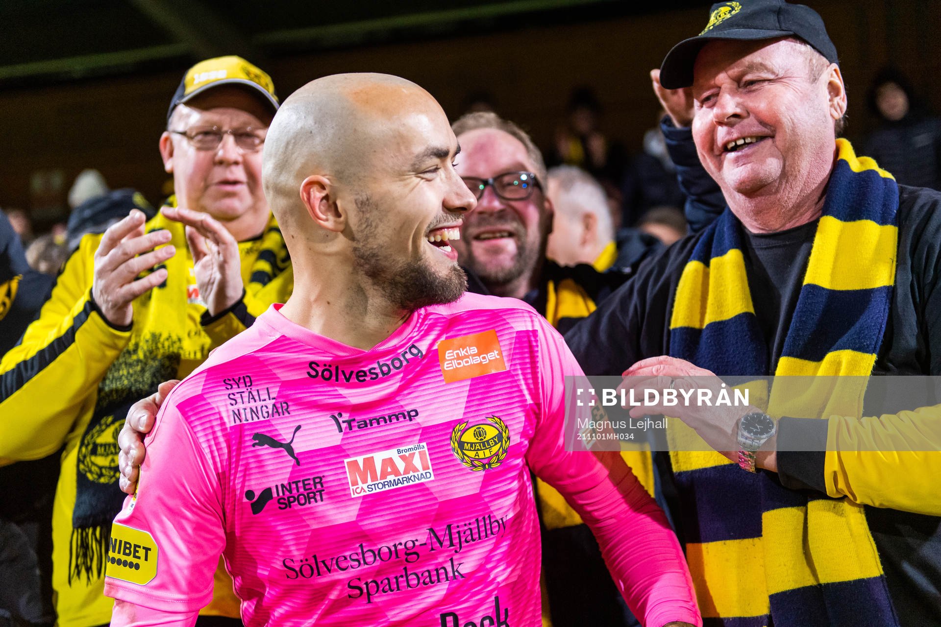 Mjällbys målvakt Carl-Johan Eriksson jublar med supportrar