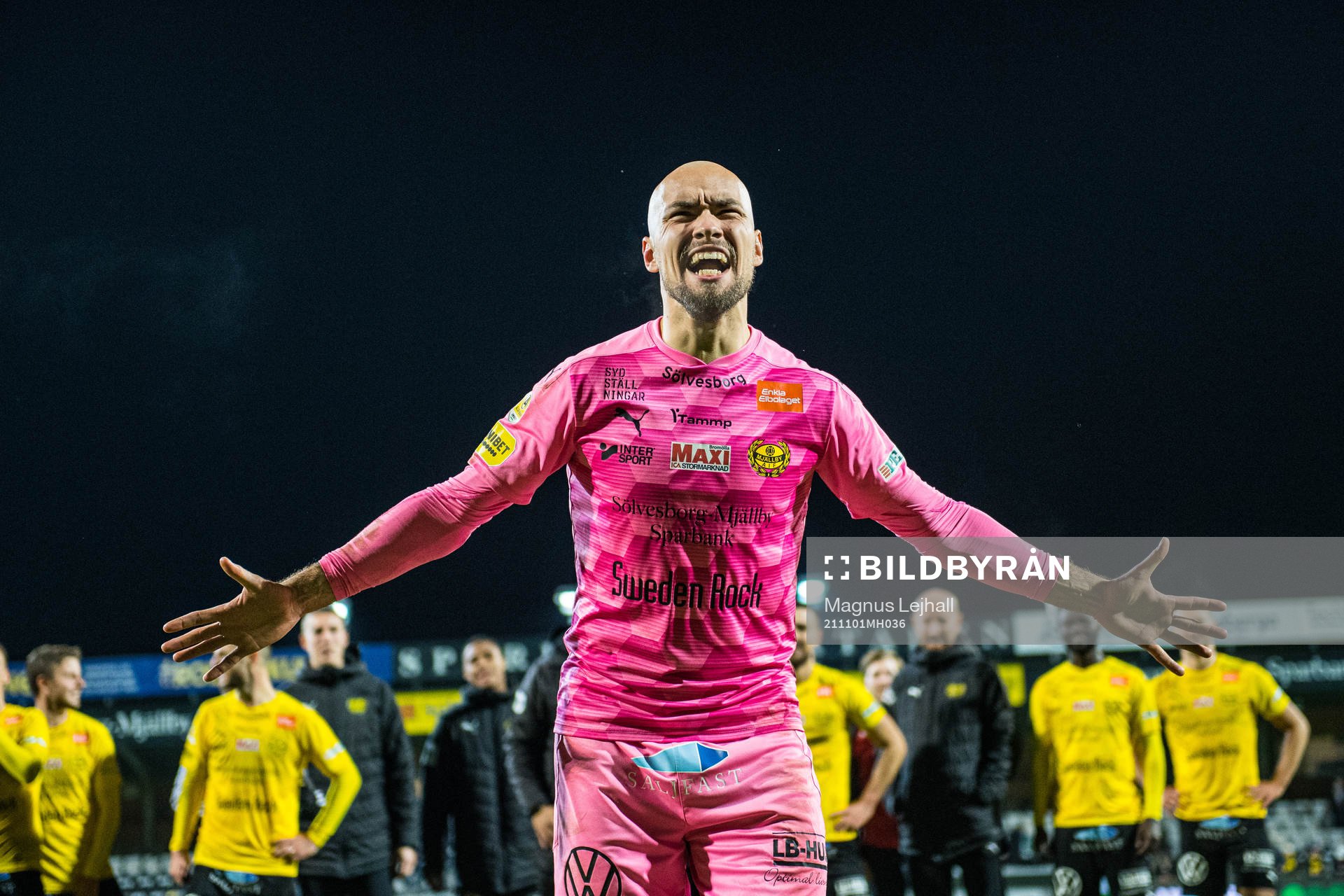 Mjällbys målvakt Carl-Johan Eriksson  jublar