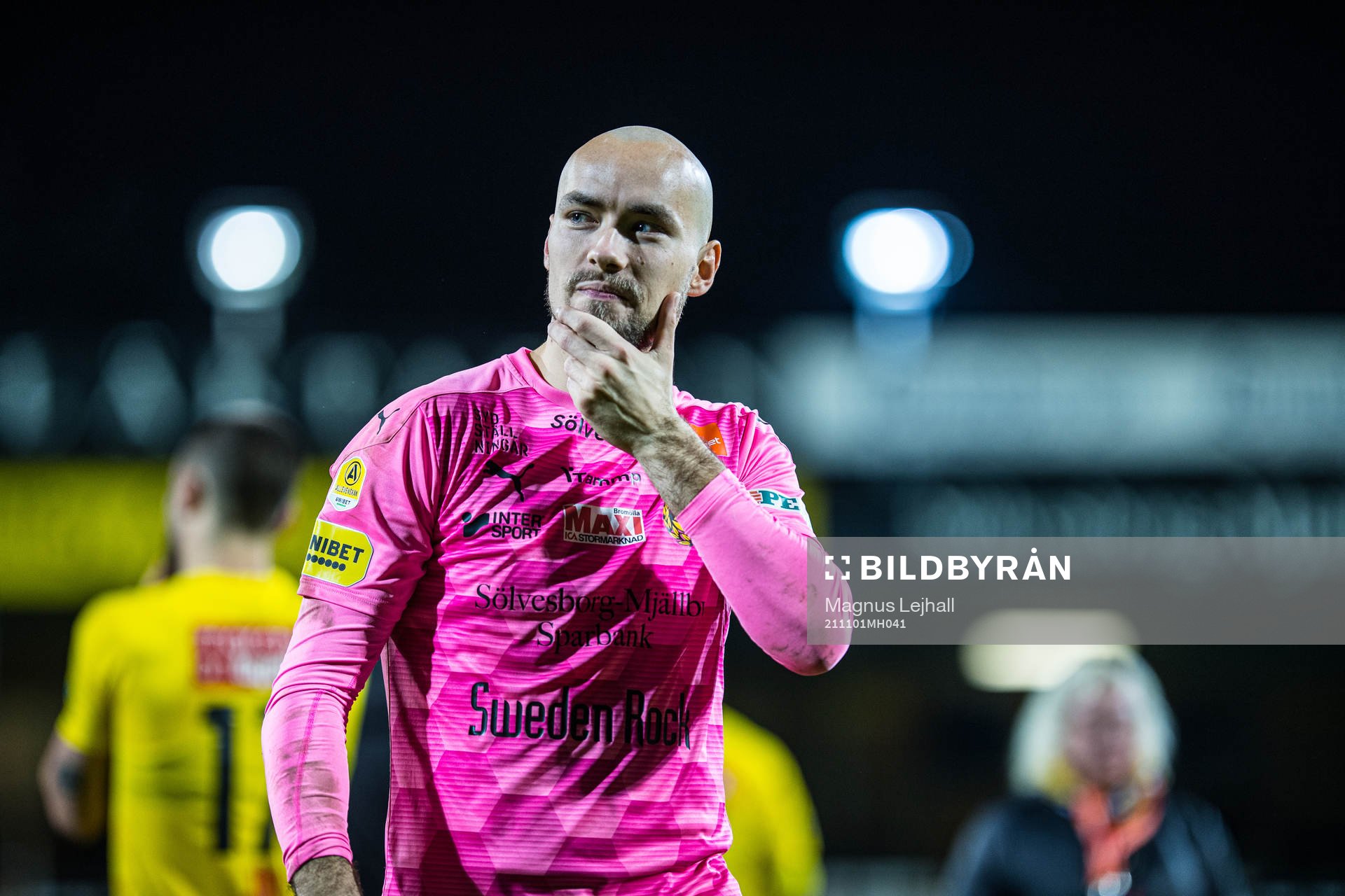 Mjällbys målvakt Carl-Johan Eriksson  jublar