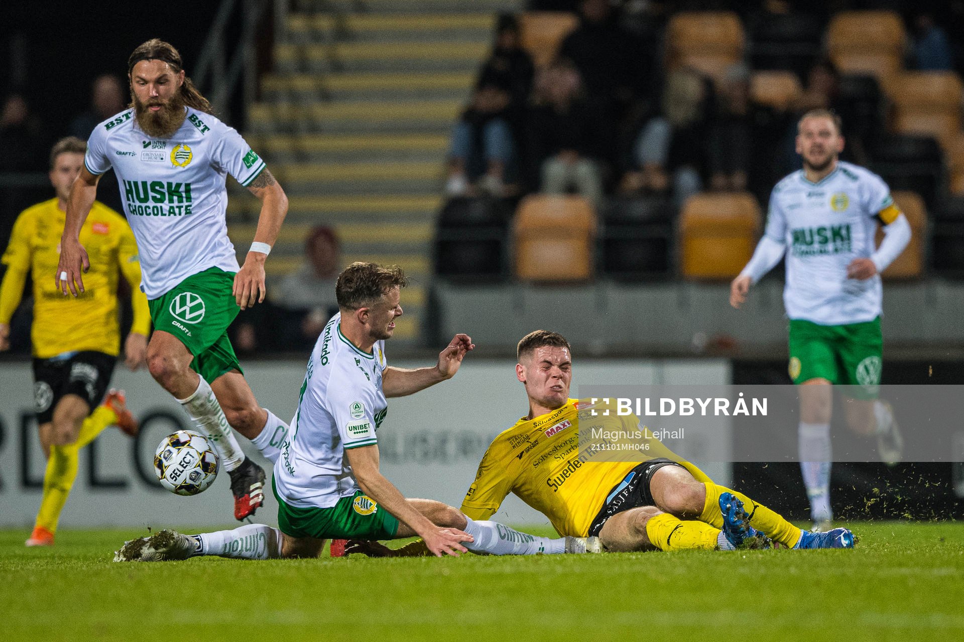 Hammarbys Richard Magyar och Mjällbys Jacob Bergström som har ont under fotbollsmatchen i Allsvenskan mellan Mjällby och Hammarby den 1 november 2021 i Hällevik.