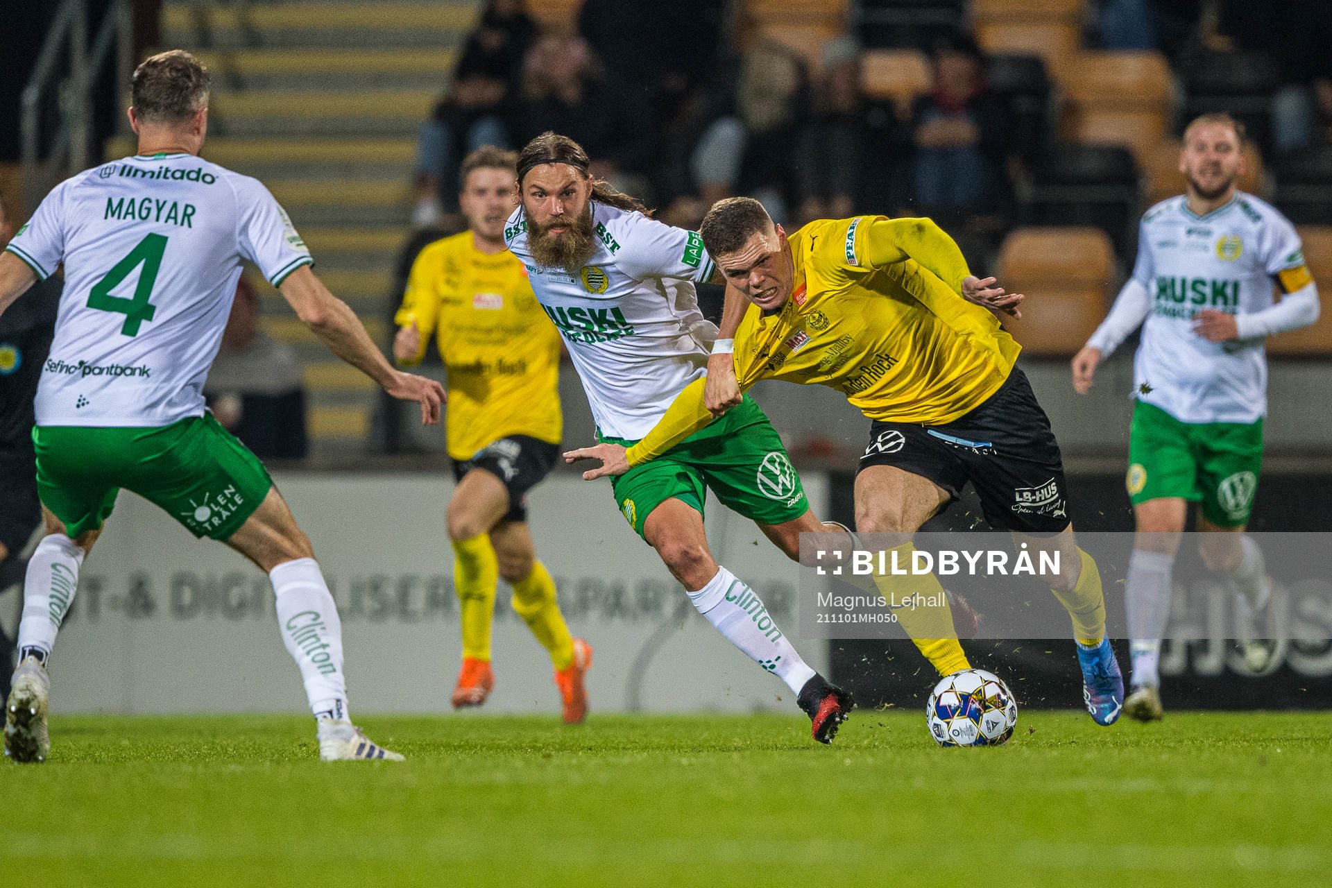 Hammarbys Bjørn Paulsen och Mjällbys Jacob Bergström