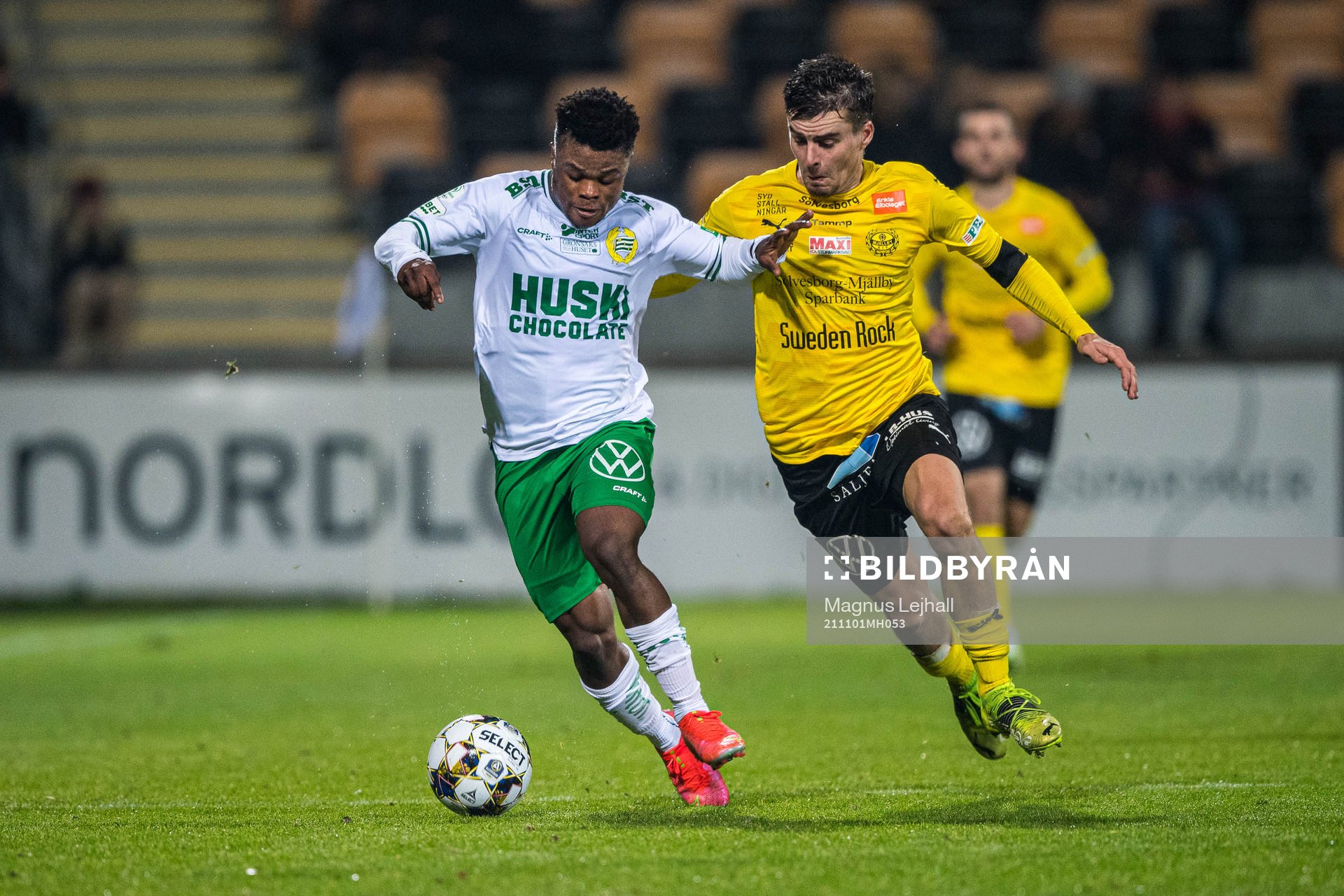 Hammarbys Akinkunmi Amoo  och Mjällbys Jesper Gustavsson