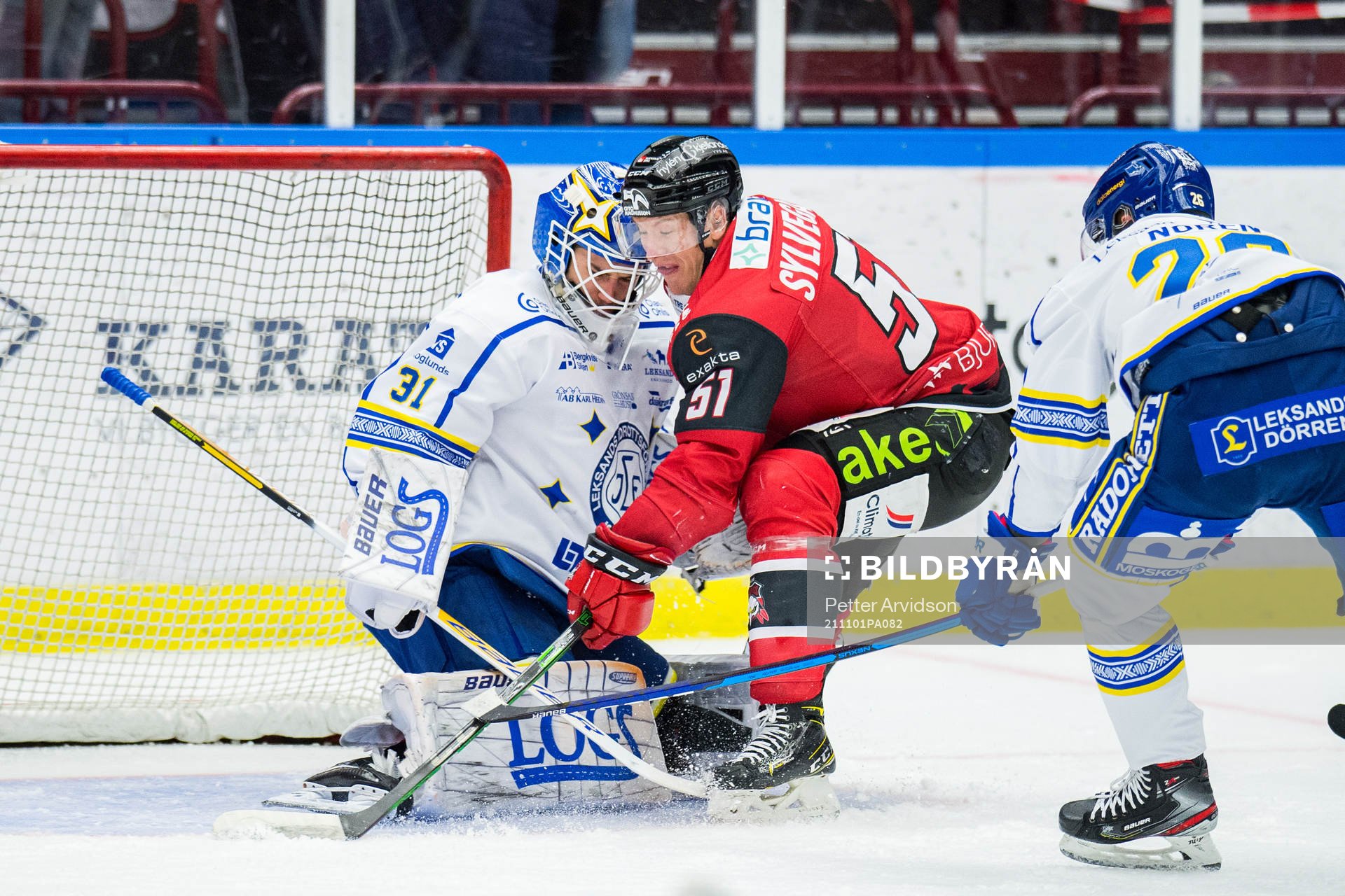 Malmö Redhawks Emil Sylvegård oroar mot Leksands målvakt