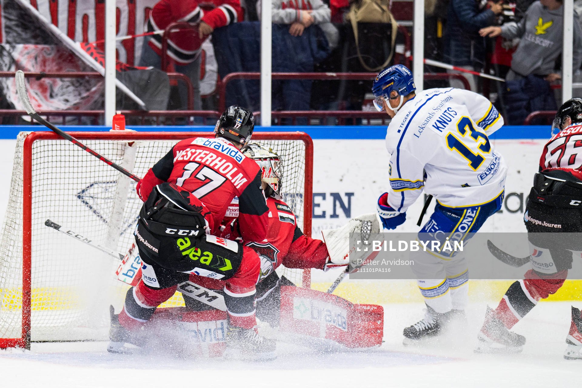 Leksands Jon Knuts gör 3-3 bakom Malmö Redhawks målvakt