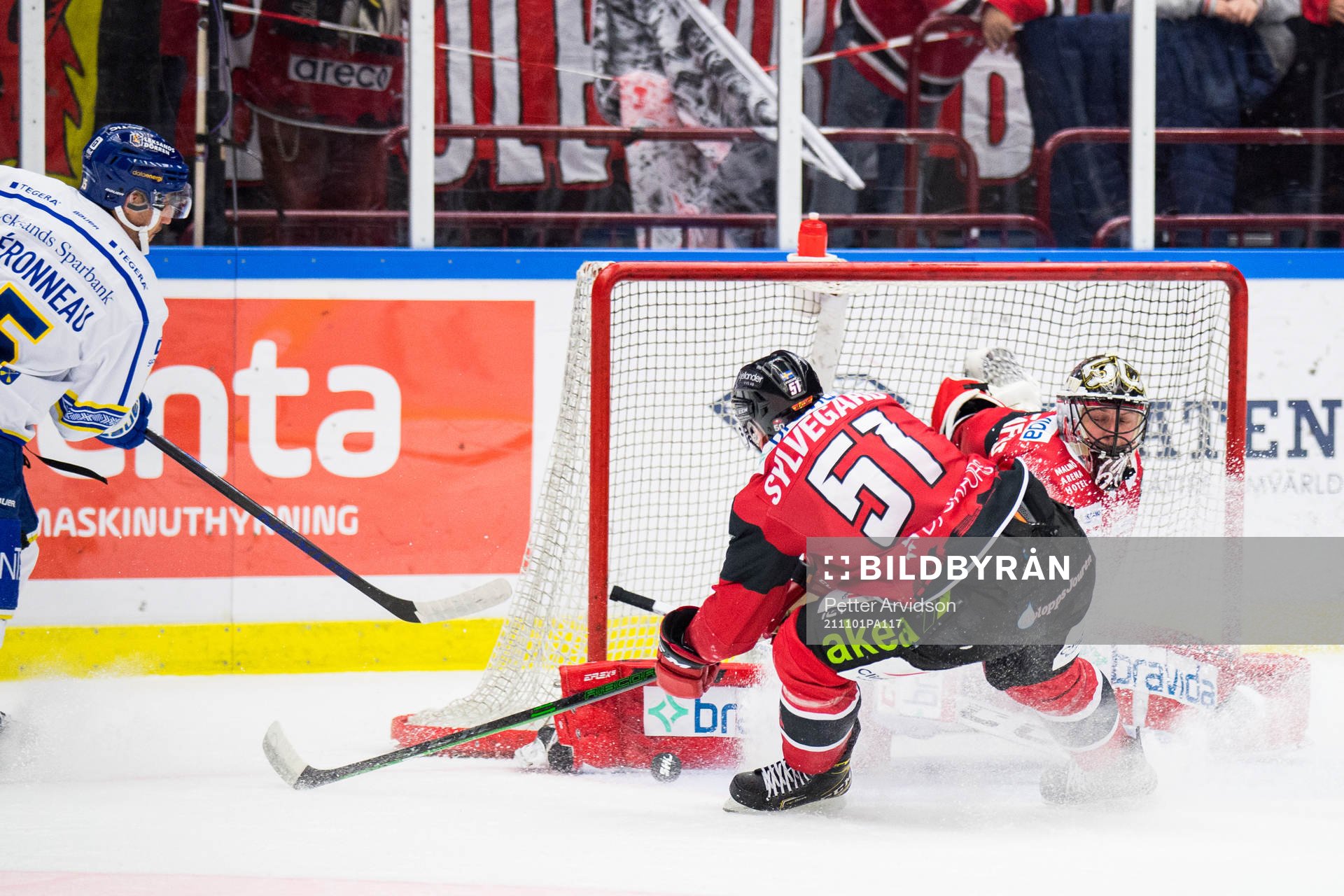 Malmö Redhawks målvakt Oscar Alsenfelt med en räddning