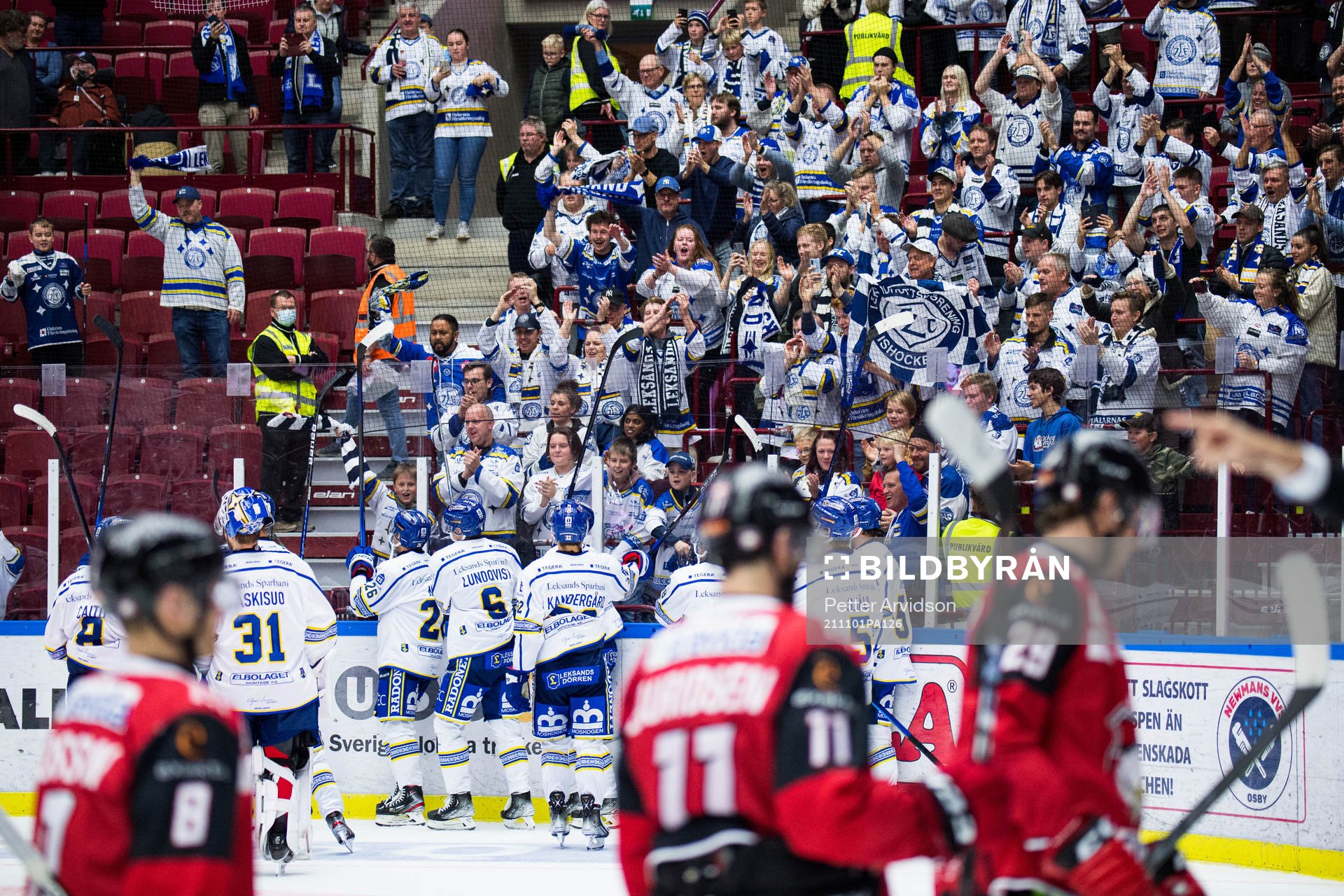 Leksands spelare jublar mot sina supportrar