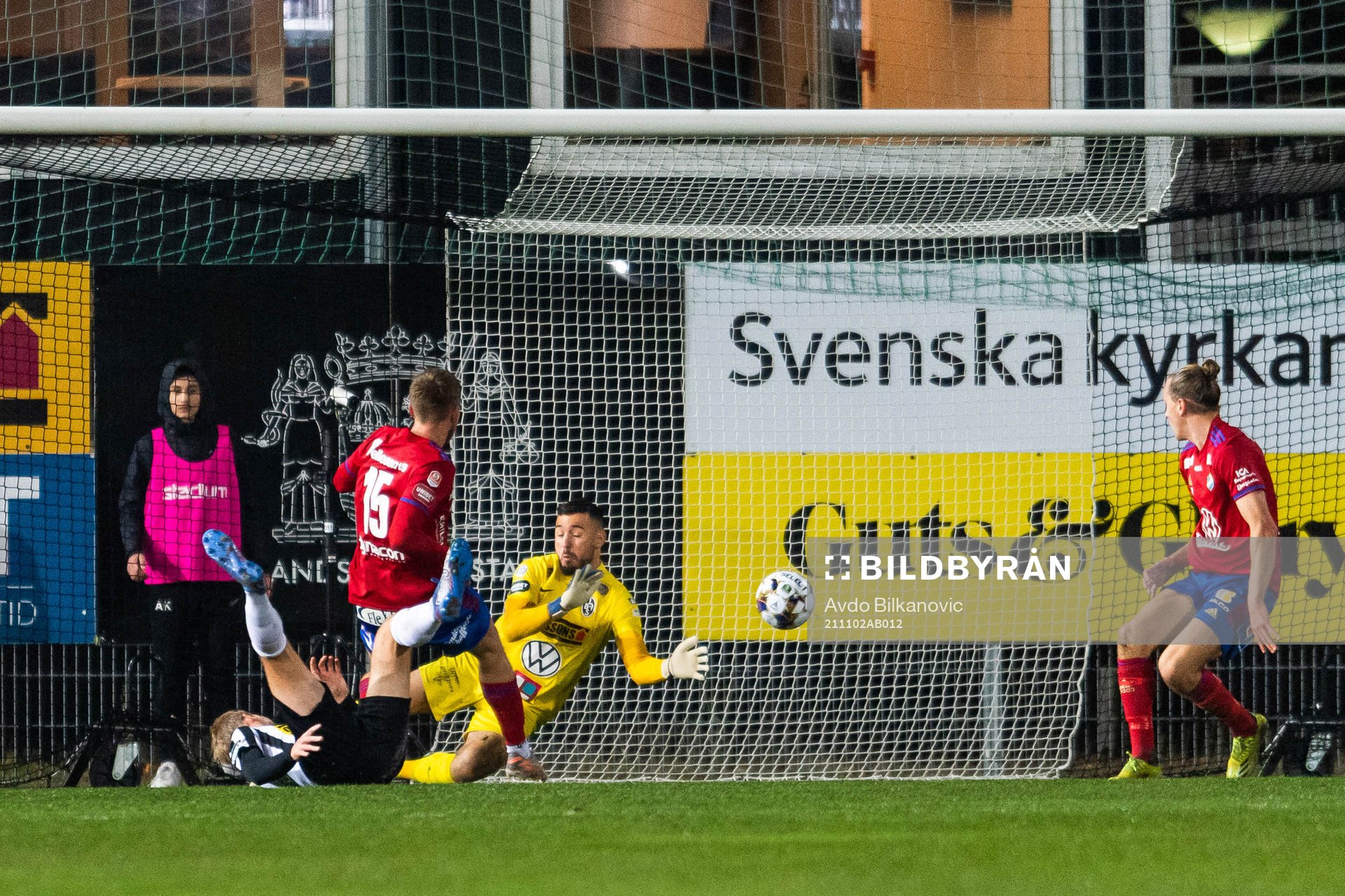Östers Emil Engqvist gör 0-1 på Landskronas målvakt Amr
