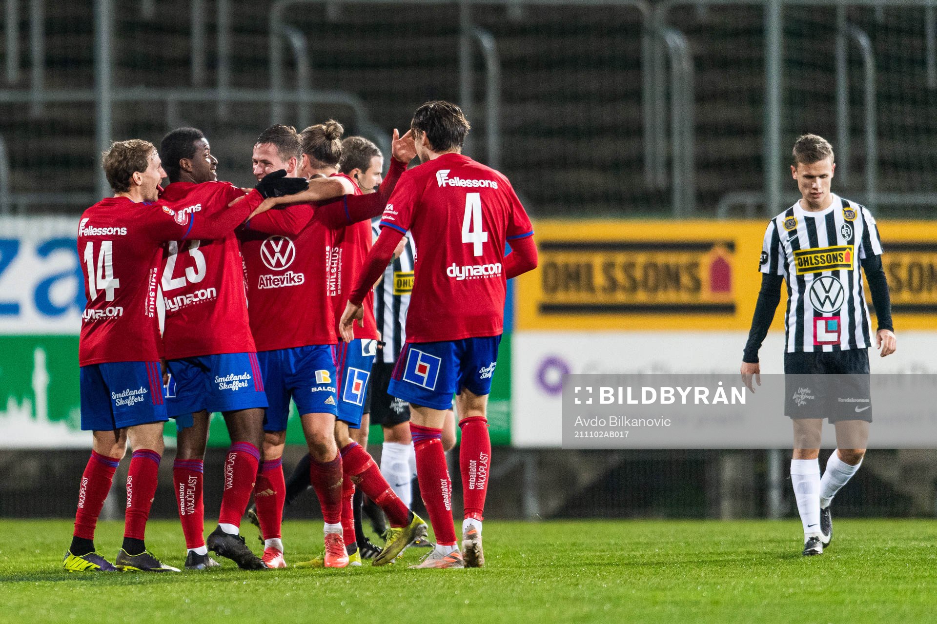 Östers Alex Thor Hauksson (m) jublar med lagkamrater