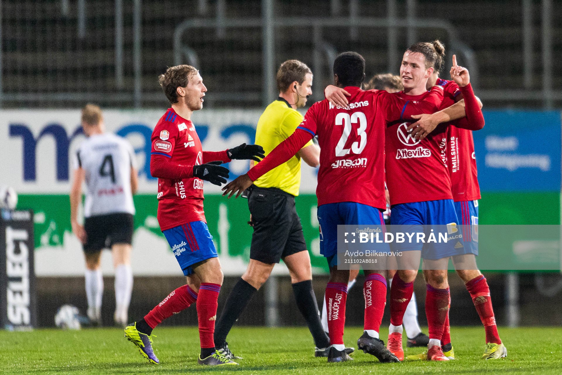 Östers Alex Thor Hauksson (h) jublar med lagkamrater