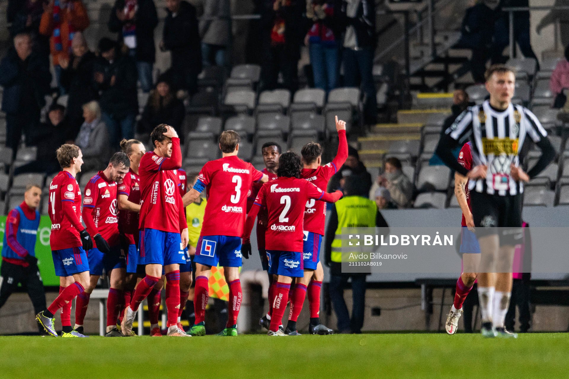 Östers Tatu Varmanen jublar med lagkamrater efter att han gjort 0-3 under fotbollsmatchen i Superettan mellan Landskrona och Öster den 2 november 2021 i Landskrona.