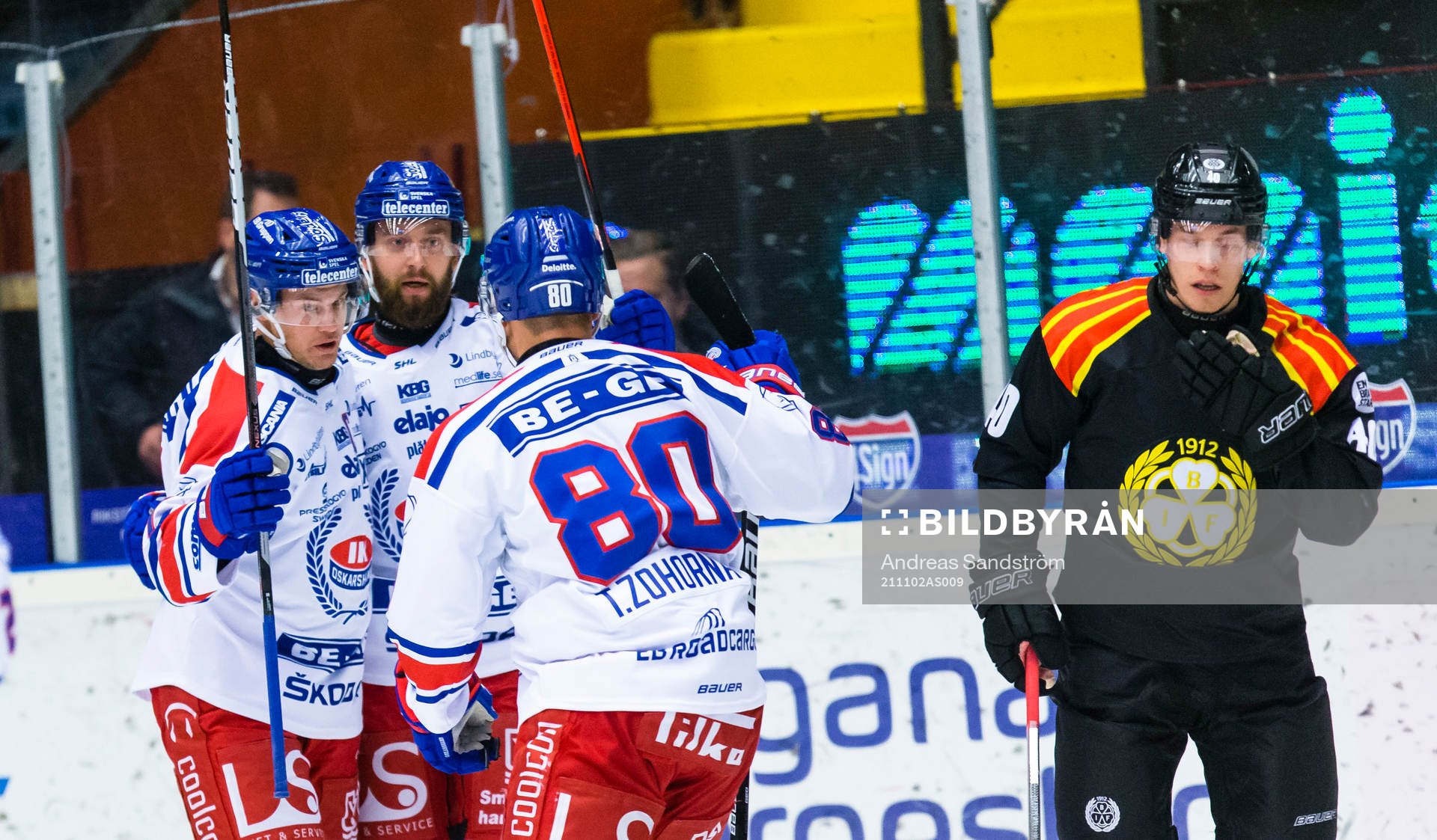Oskarshamns Hynek Zohorna (m) gör 1-1 och gratuleras av
