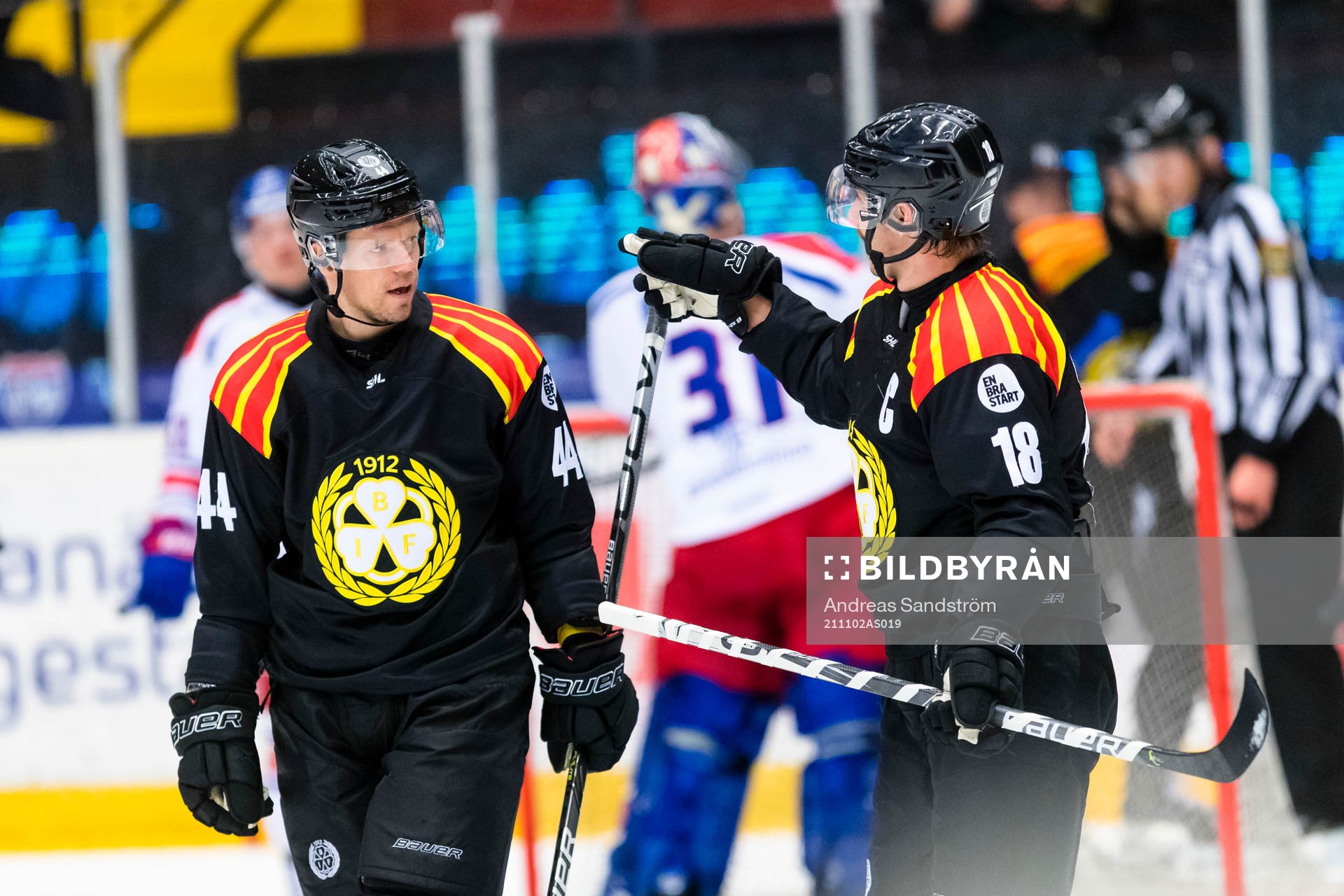Brynäs Nicklas Danielsson diskuterar med Anton Rödin