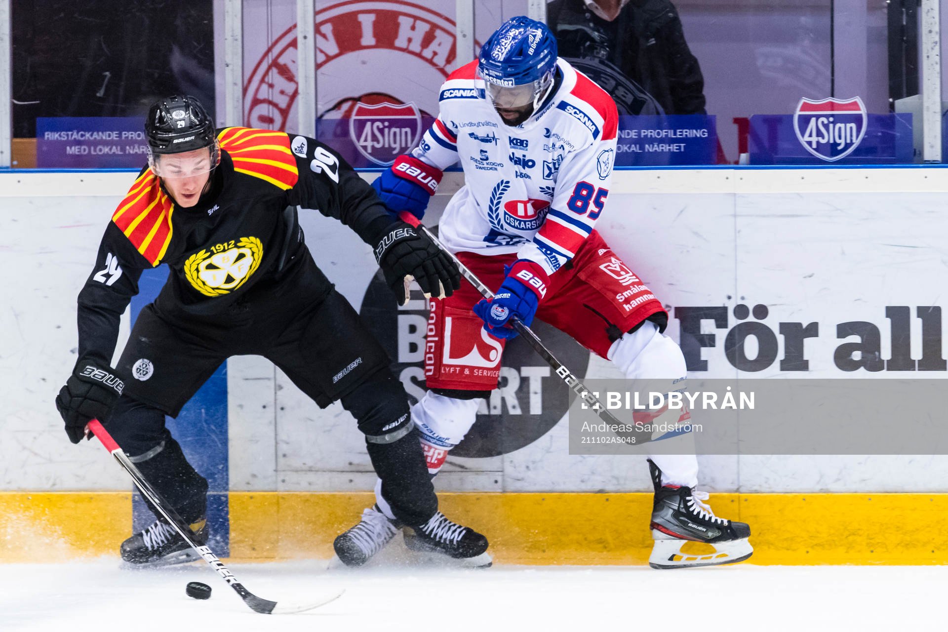 Brynäs Oscar Birgersson i kamp om pucken medOskarshamns