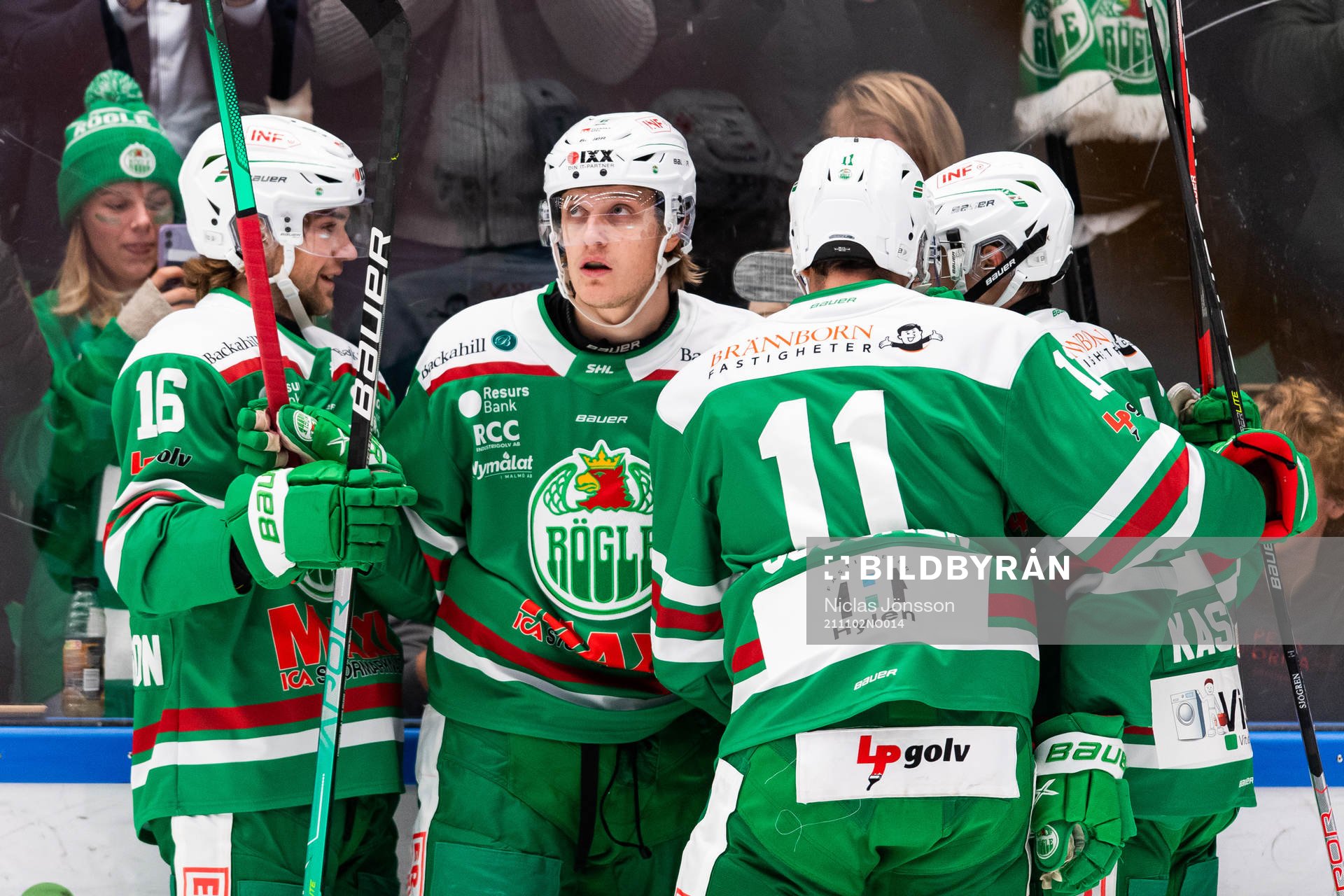 Rögles Tony Sund (m) jublar med lagkamrater