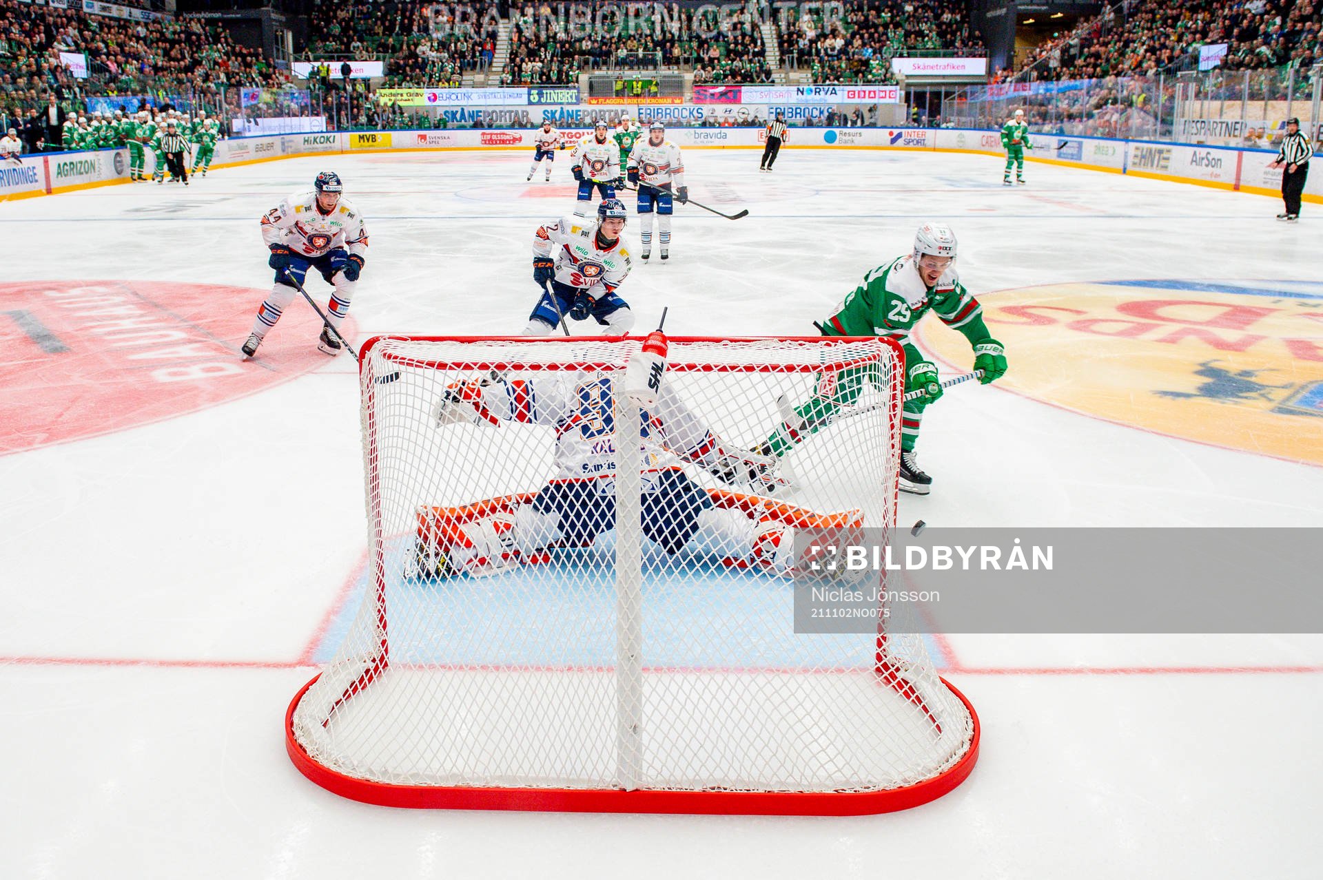Växjös målvakt Janis Kalnins räddar Rögles Tyler