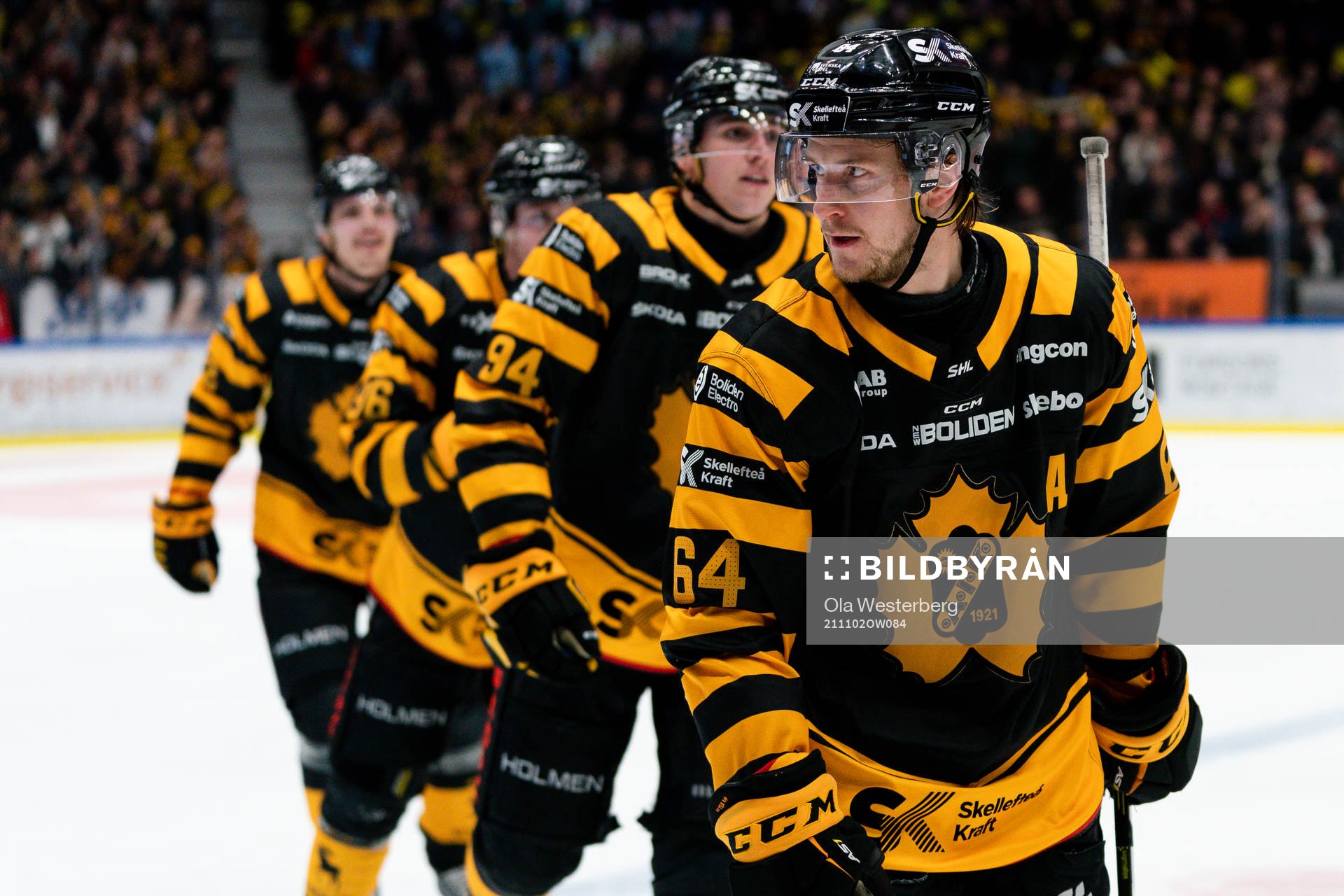 Skellefteås Jonathan Pudas stirrar mot Luleås avbytarbås