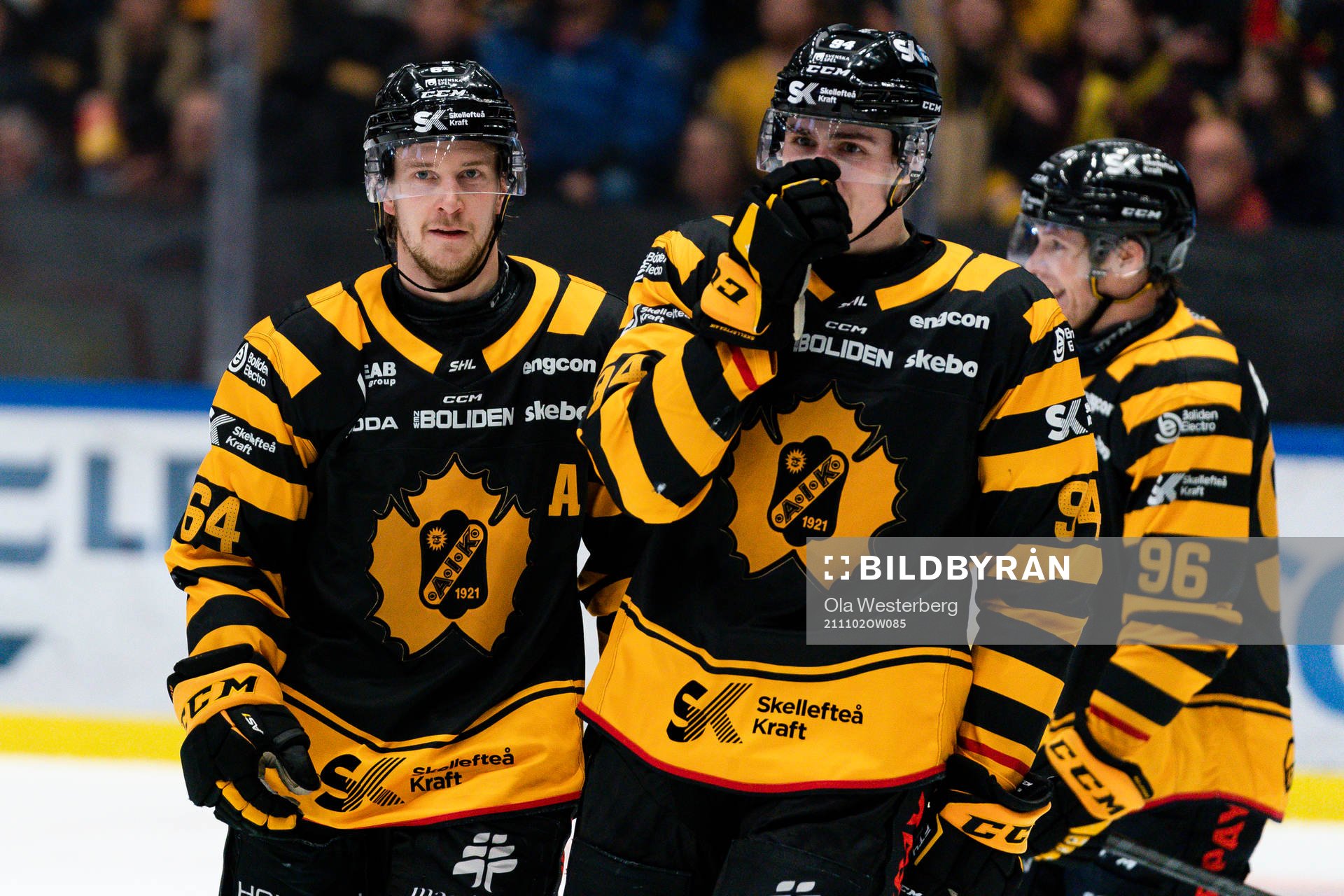 Skellefteås Jonathan Pudas stirrar mot Luleås avbytarbås