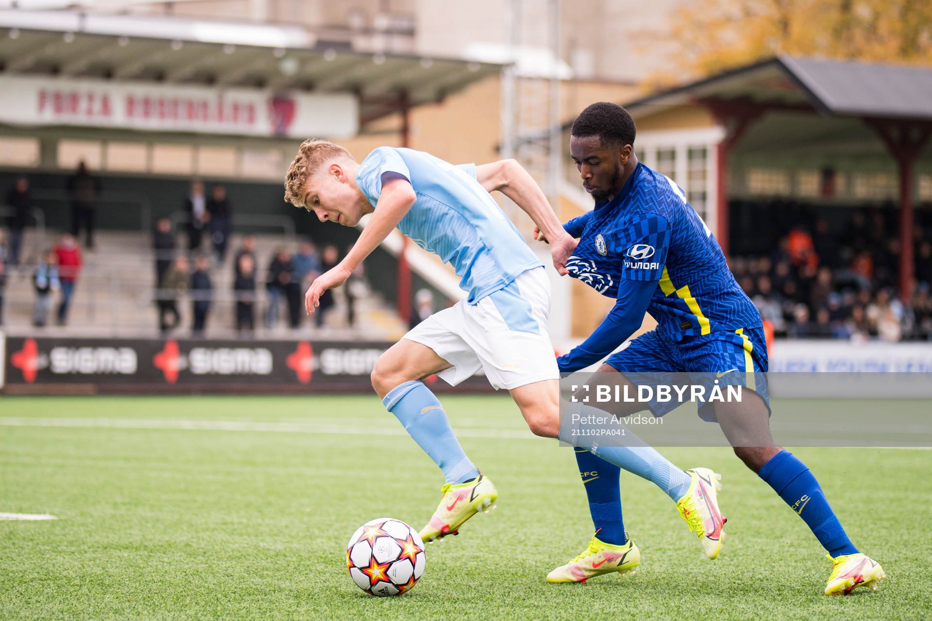 Hugo Bolin of Malmö FF and Dion Rankine of Chelsea uring the UEFA Youth League match between Malmö FF and Chelsea on November 2, 2021 in Malmö.