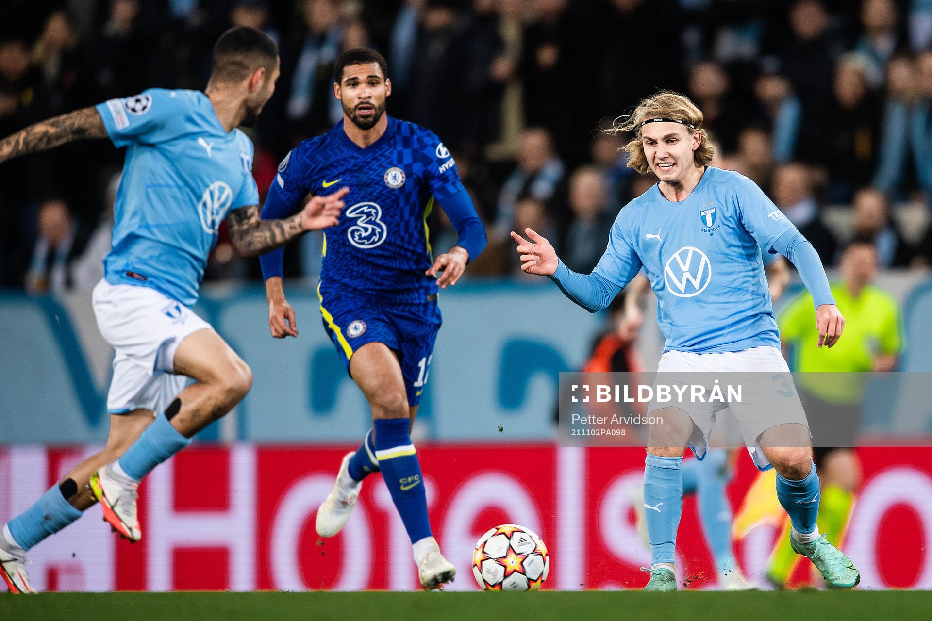 Sebastian Nanasi of Malmö FF and Ruben Loftus Cheek of