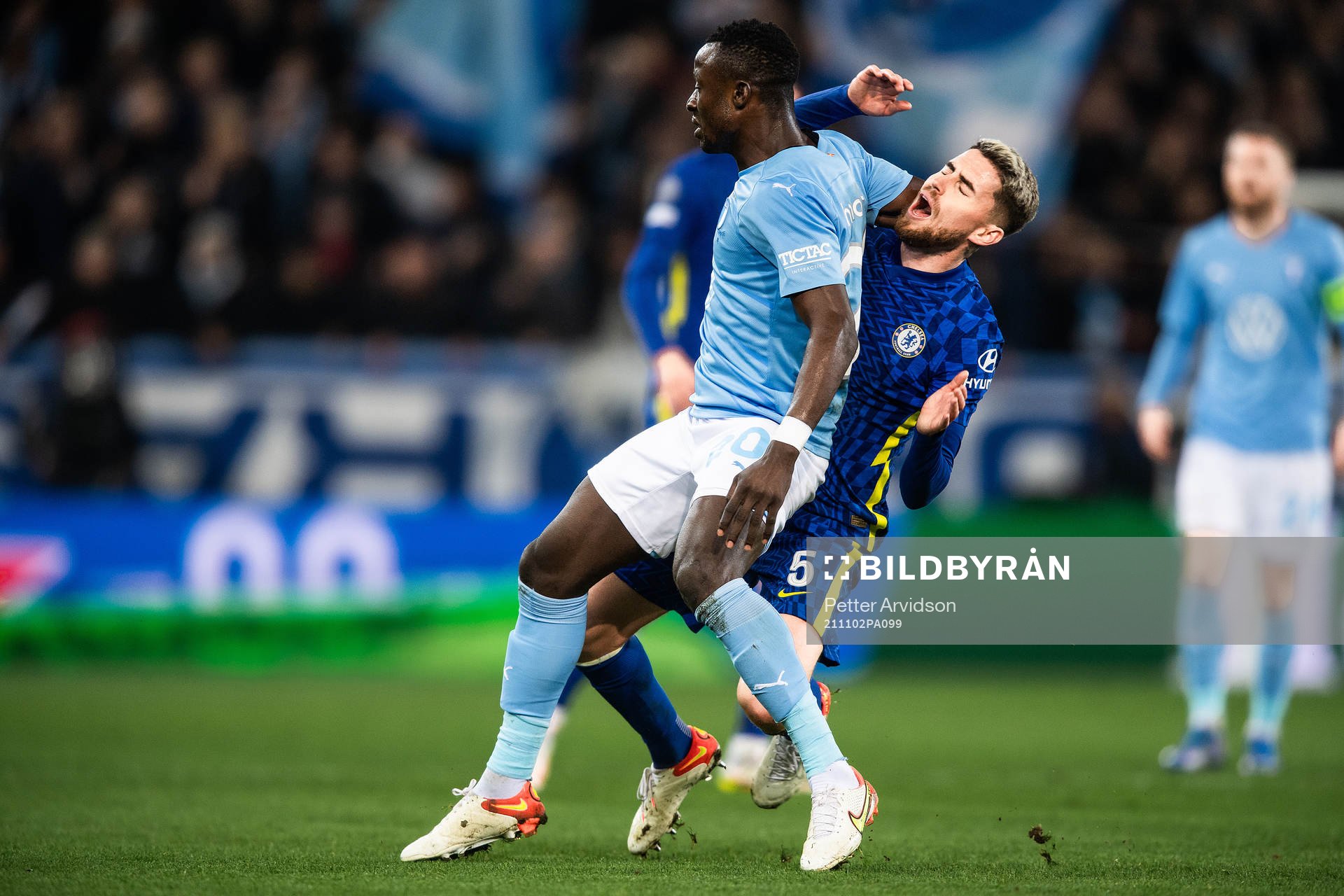 Bonke Innocent of Malmö FF and Jorginho of Chelsea