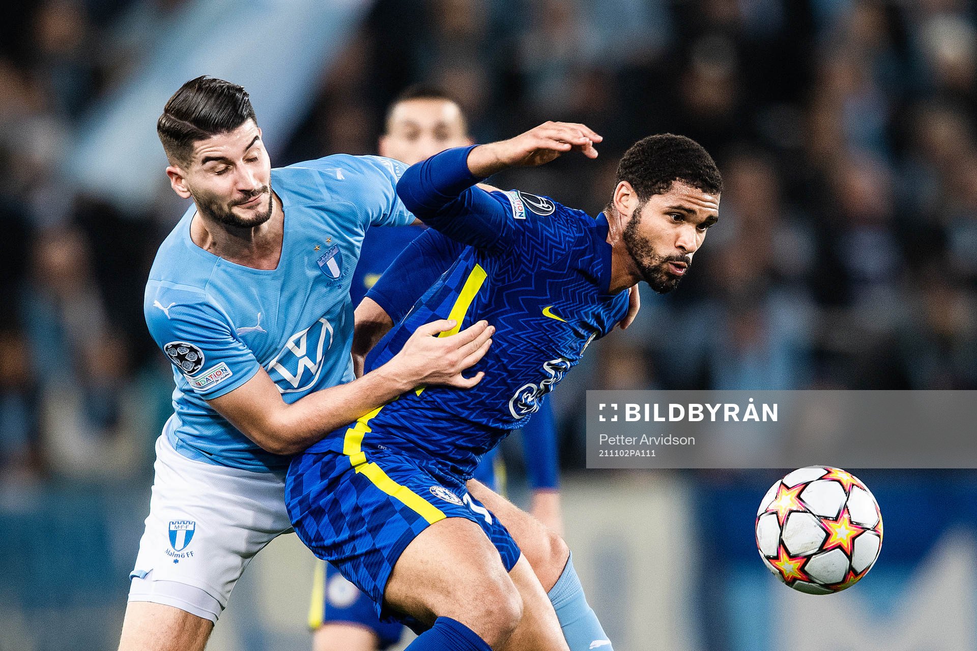 Antonio Colak of Malmö FF and Ruben Loftus Cheek of Chelsea
