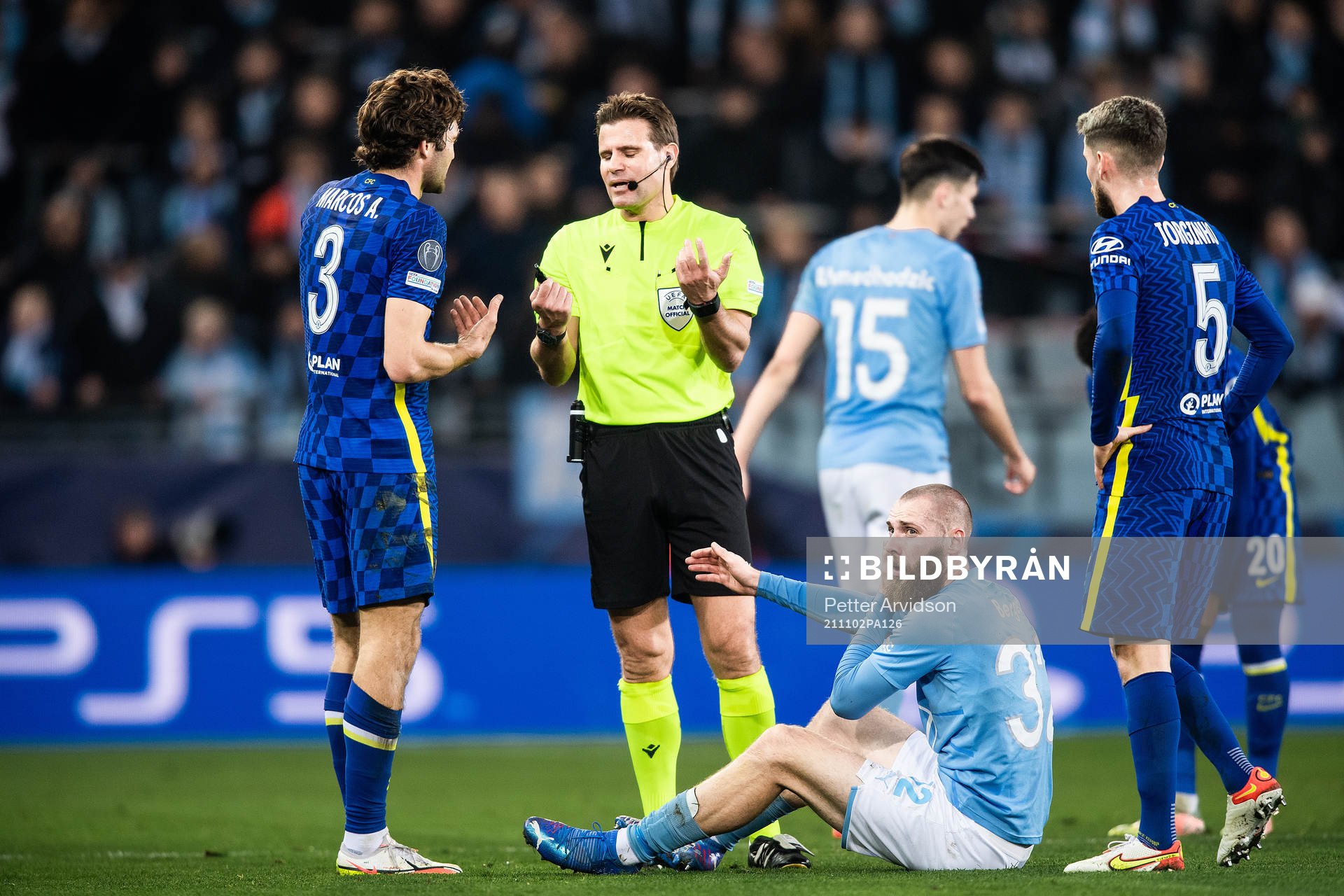 Jo Inge Berget of Malmö FF and Referee Felix Brych