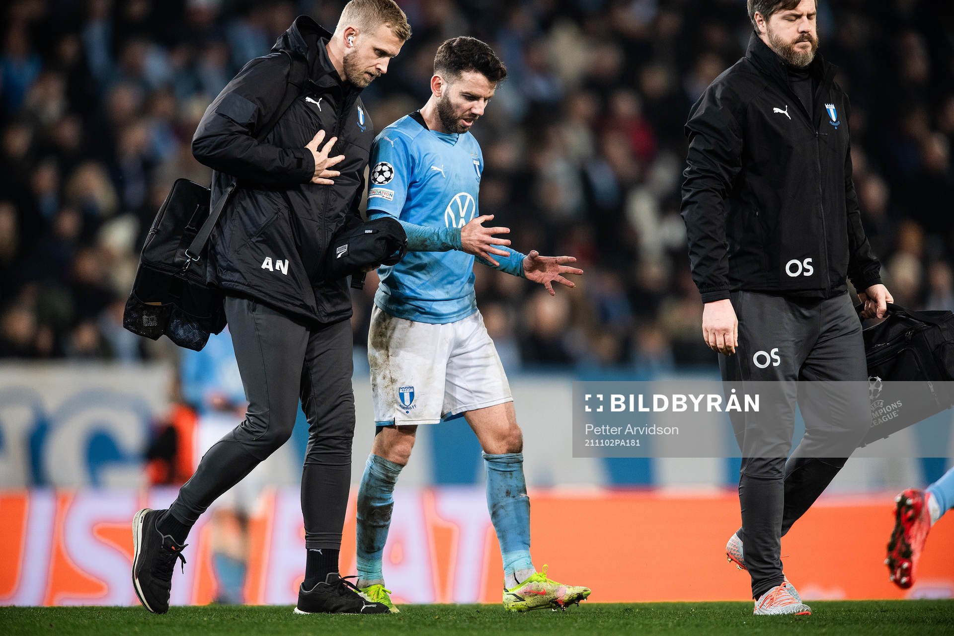 Erdal Rakip of Malmö FF recieves medical attention