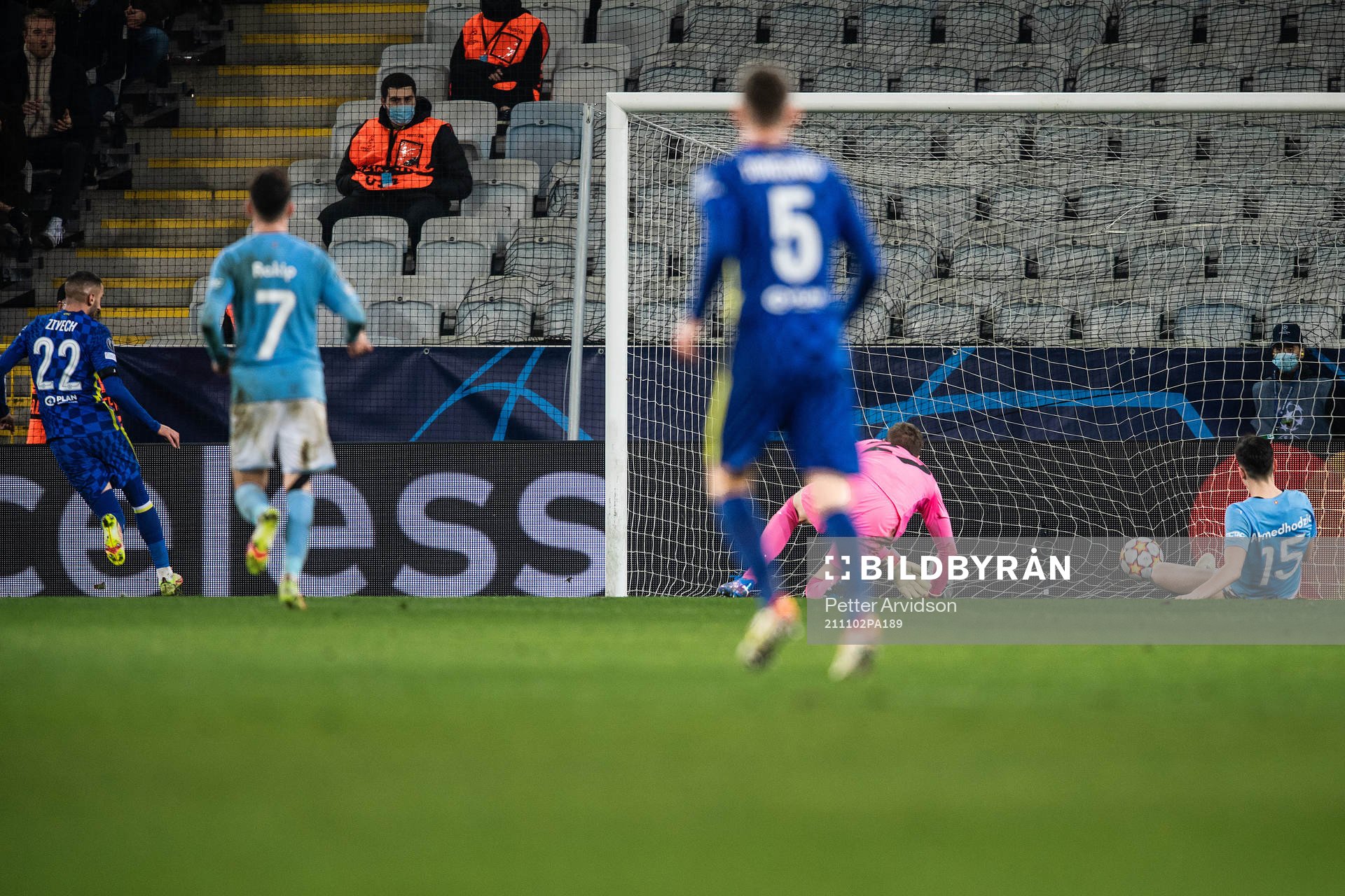 Hakim Ziyech of Chelsea scores 0-1 behind goalkeeper Johan