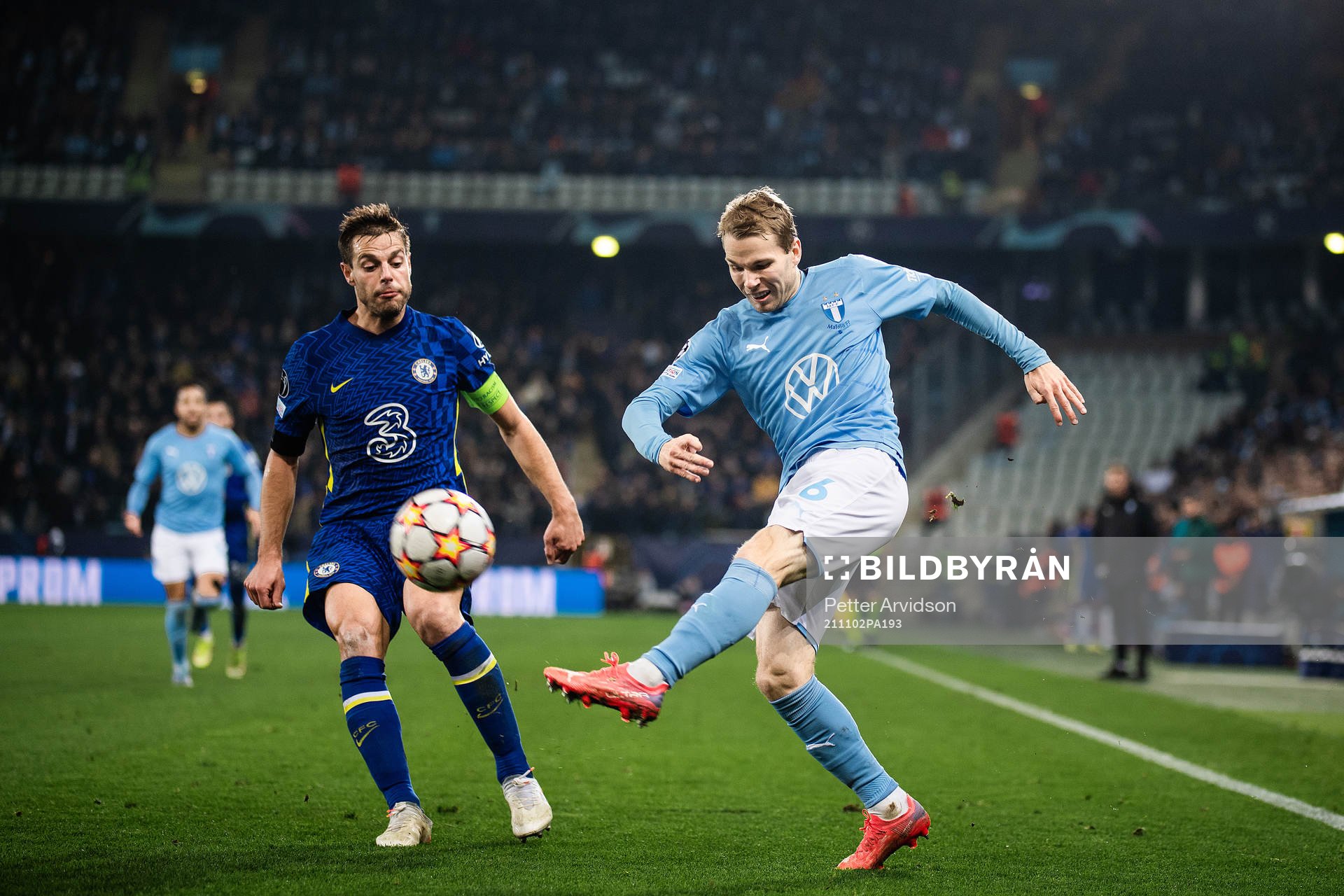 Cesar Azpilicueta of Chelsea and Oscar Lewicki of Malmö FF during the UEFA Champions League football match between Malmö FF and Chelsea on November 2, 2021 in Malmö.