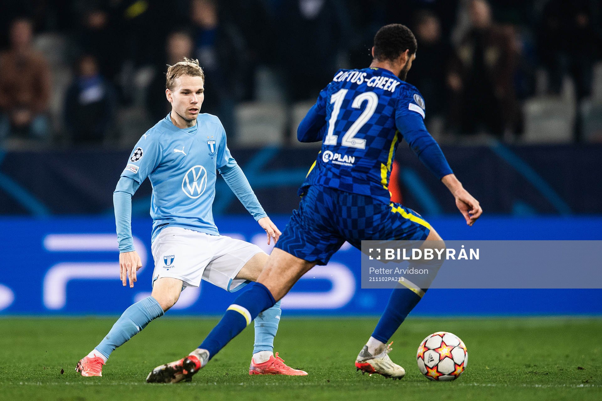 Oscar Lewicki of Malmö FF and Ruben Loftus Cheek of Chelsea during the UEFA Champions League football match between Malmö FF and Chelsea on November 2, 2021 in Malmö.