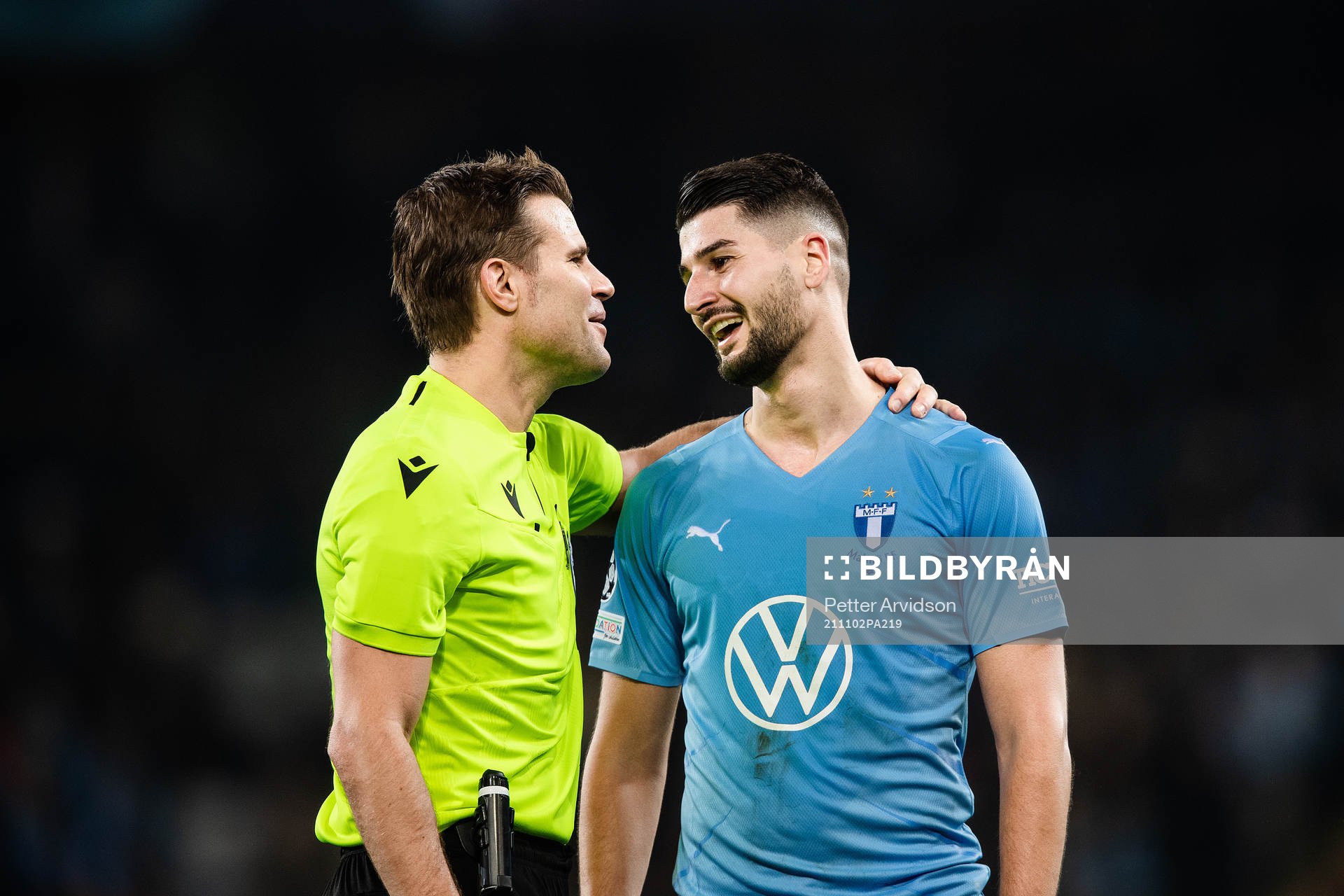 Referee Felix Brych and Antonio Colak of Malmö FF