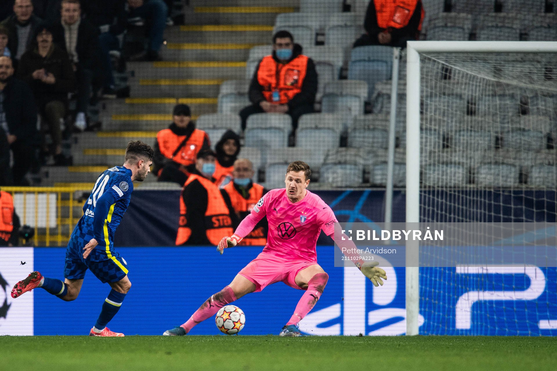 Christian Pulisic of Chelsea and goalkeeper Johan Dahlin of