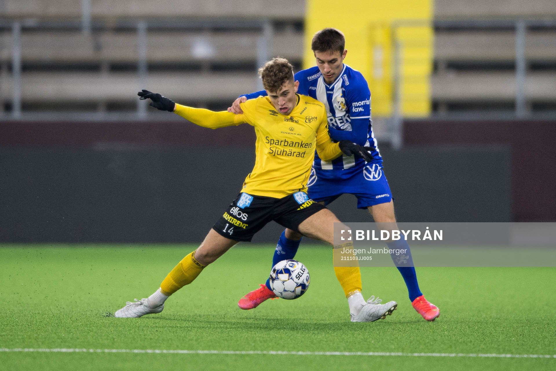 Elfsborgs Isaac Antonsson och IFK Göteborgs Anton Kurochkin under fotbollsmatchen i P19 Allsvenskan södra mellan Elfsborg och IFK Göteborg den 3 november 2021 i Borås.