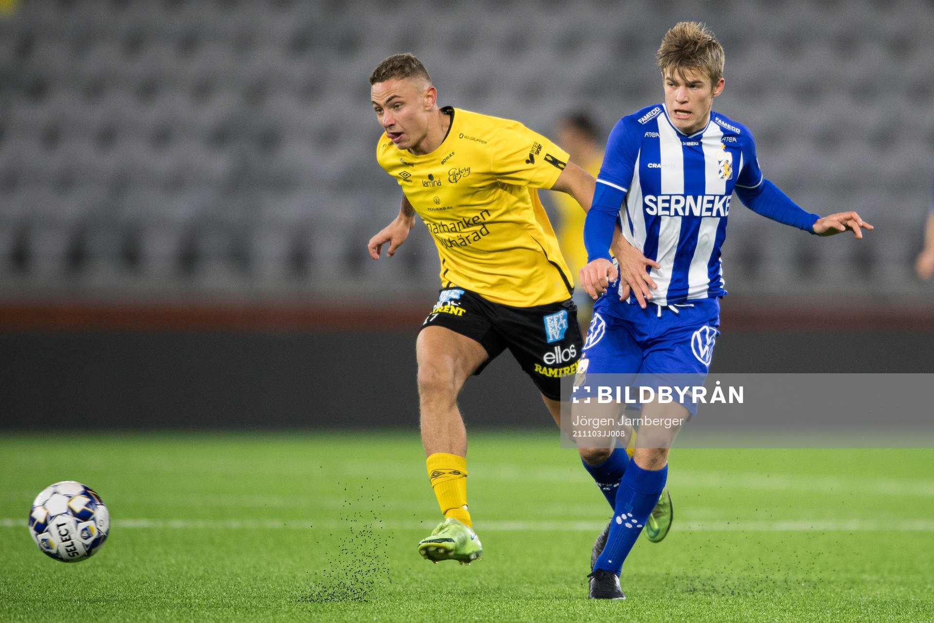 IFK Göteborgs Felix Eriksson och Elfsborgs Theo Lind under fotbollsmatchen i P19 Allsvenskan södra mellan Elfsborg och IFK Göteborg den 3 november 2021 i Borås.