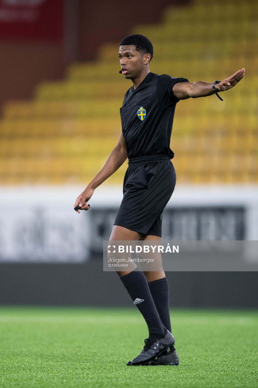 Domare Abdinaser Bashir under fotbollsmatchen i P19 Allsvenskan södra mellan Elfsborg och IFK Göteborg den 3 november 2021 i Borås.