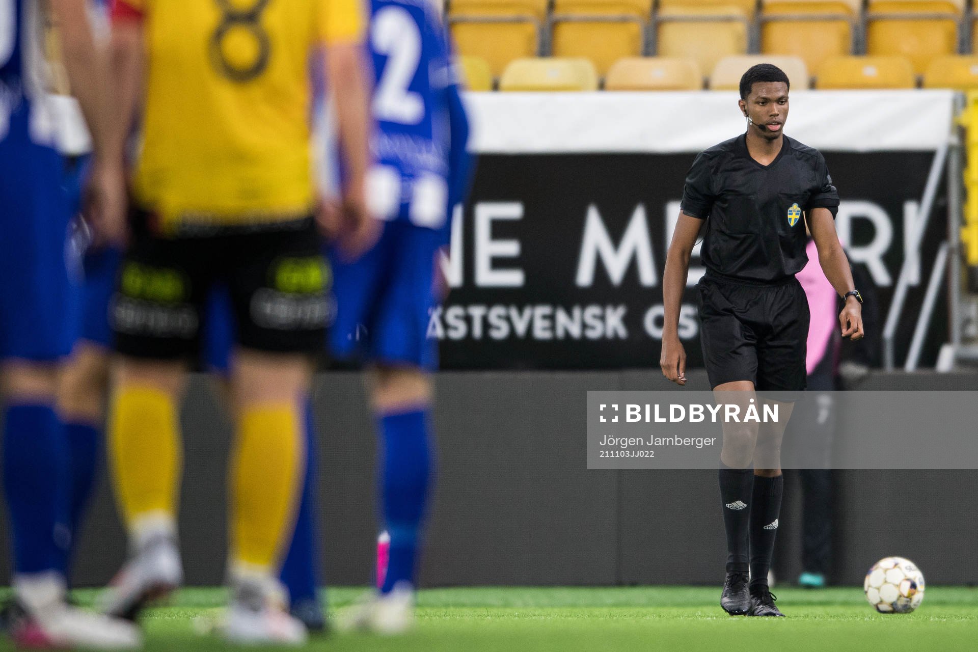 Domare Abdinaser Bashir under fotbollsmatchen i P19 Allsvenskan södra mellan Elfsborg och IFK Göteborg den 3 november 2021 i Borås.