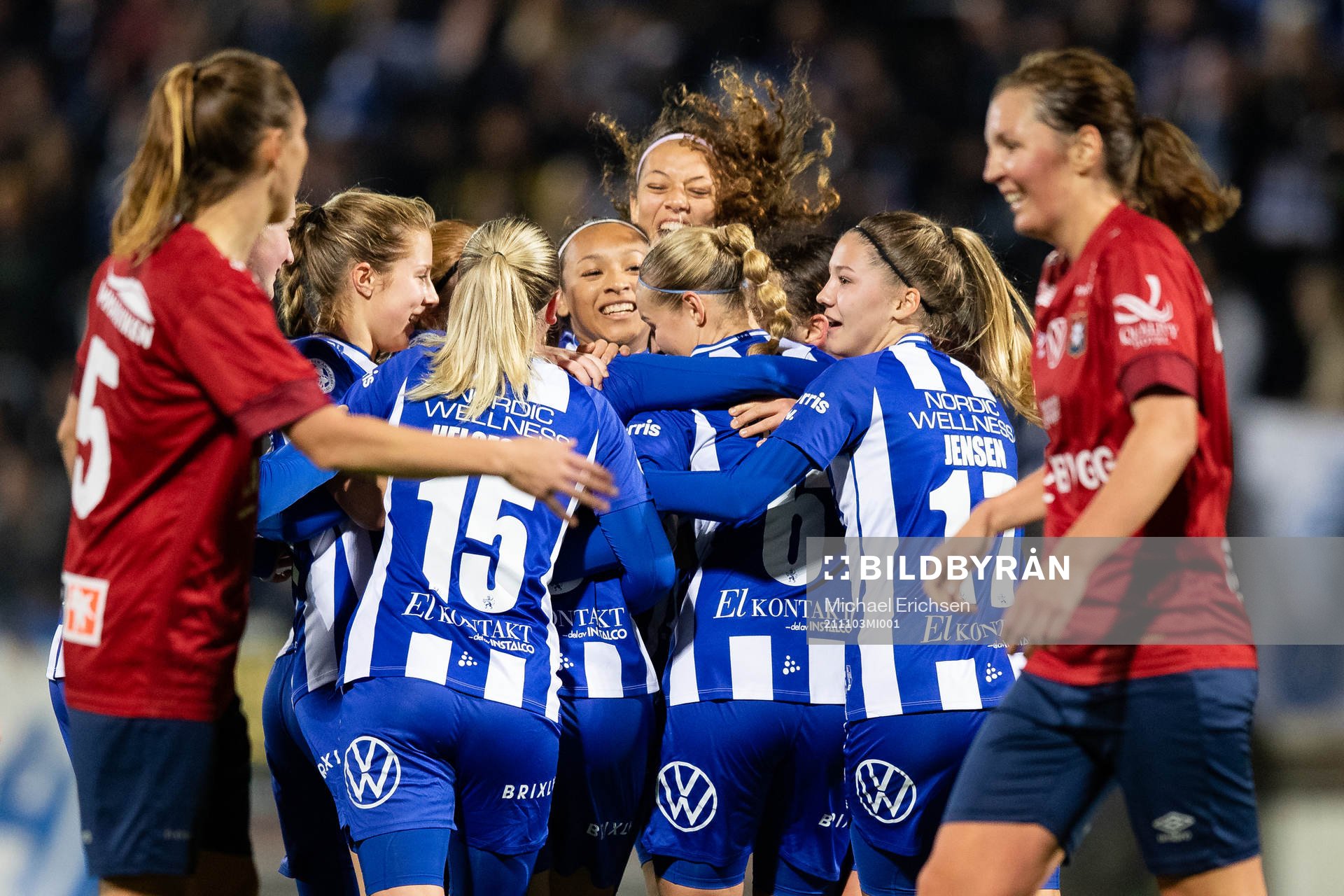 IFK Göteborgs Thilda Gianello jublar med lagkamrater efter att ha kvitterat till 1-1 under kvalmatchen till div 2 i fotboll mellan IFK Göteborg och Örgryte den 3 november 2021 i Göteborg.