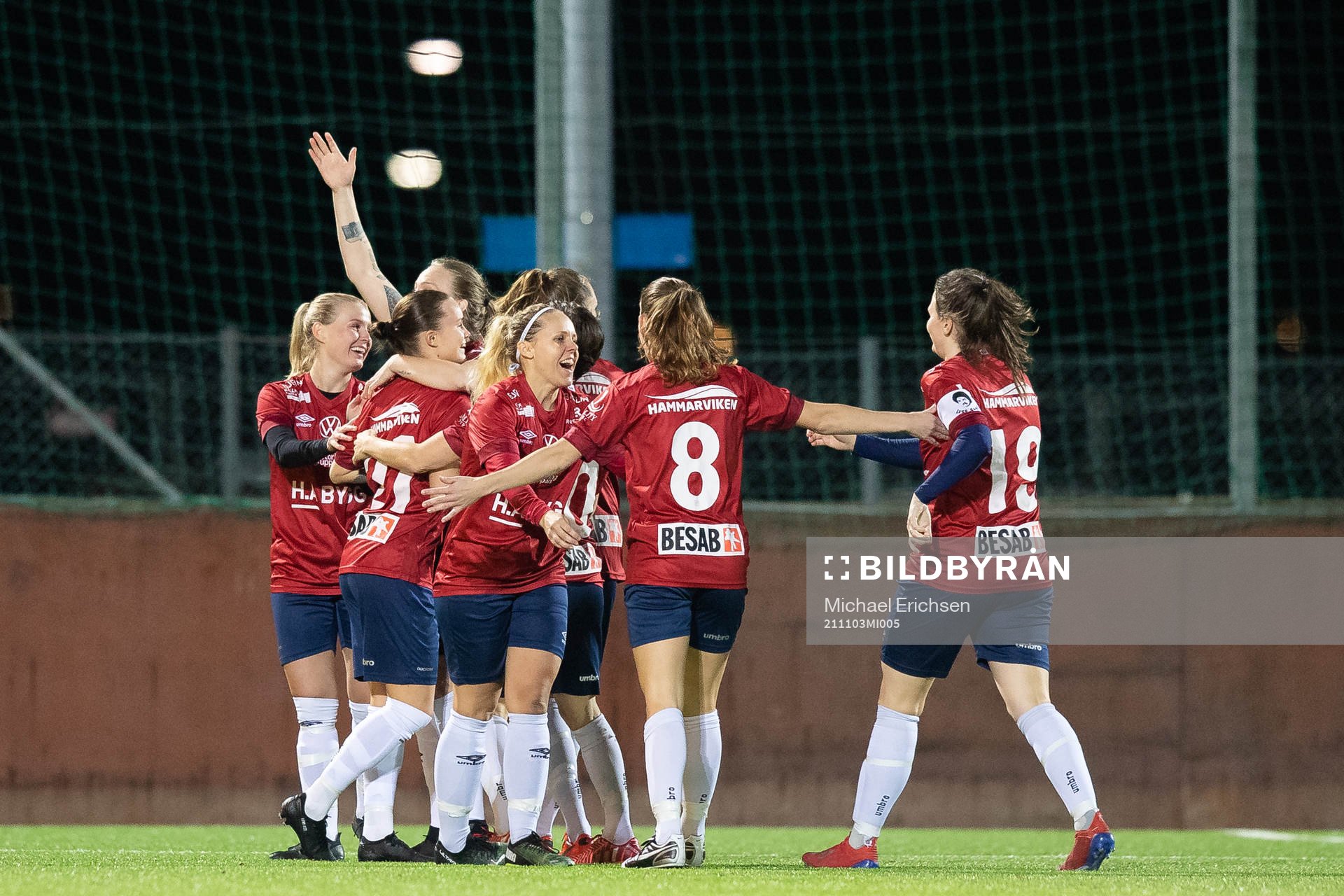 Örgrytes Moa Glans jublar med lagkamrater