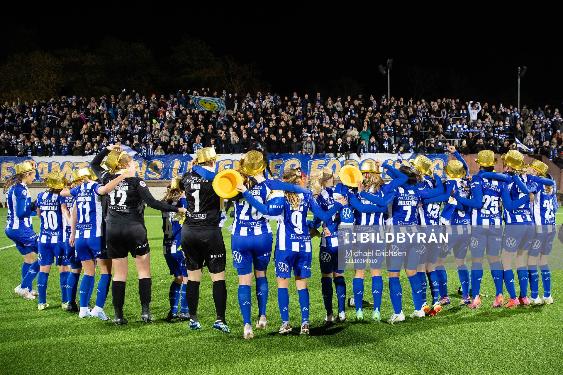 IFK Göteborgs spelare jublar med publiken