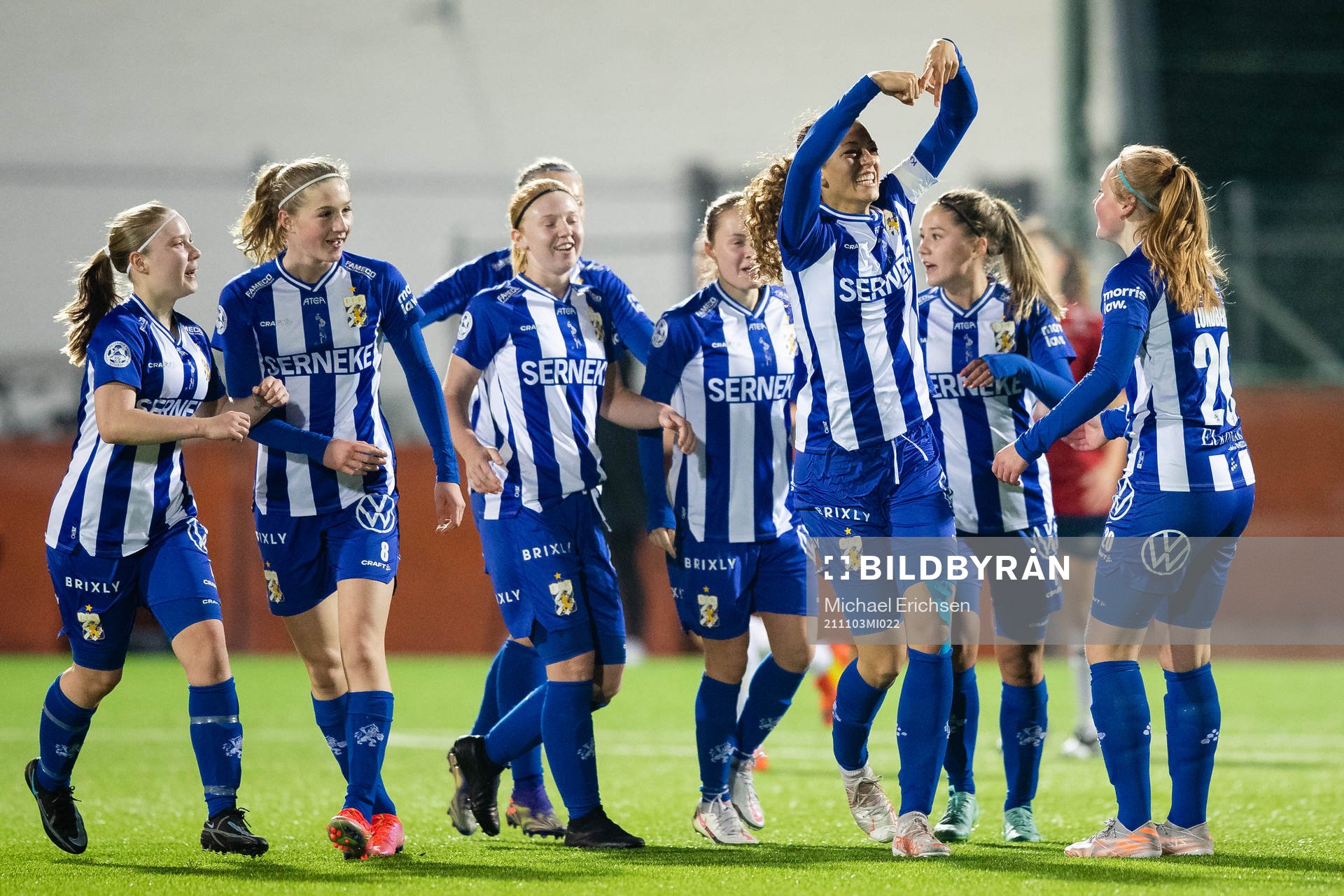 IFK Göteborgs Malva Larsson jublar med lagkamrater