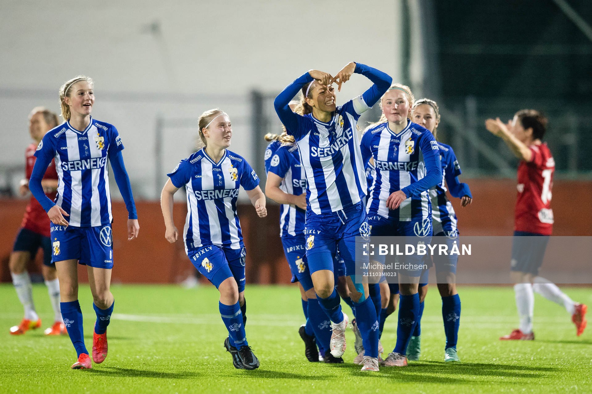 IFK Göteborgs Malva Larsson jublar med lagkamrater
