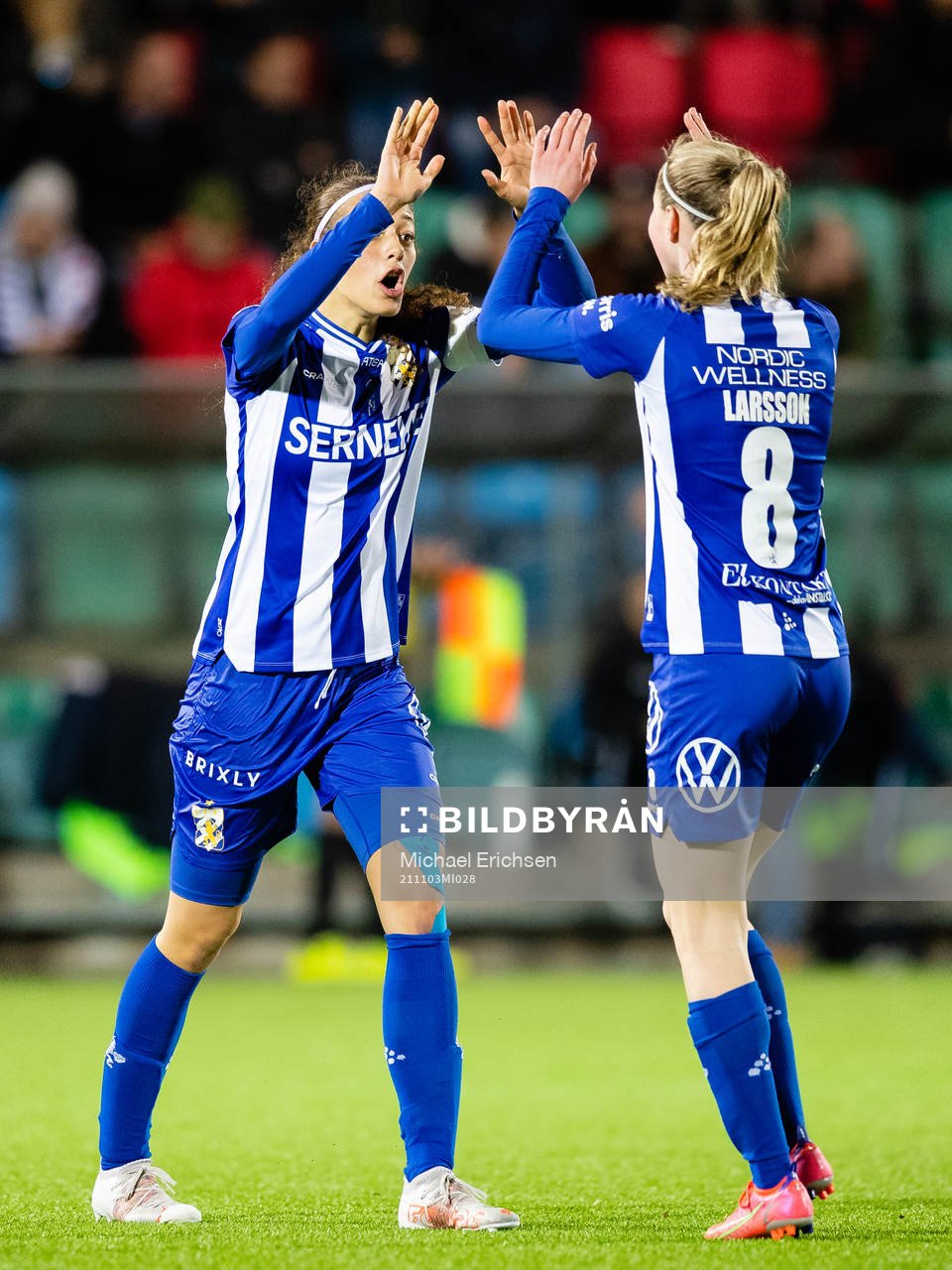 IFK Göteborgs Malva Larsson jublar ihop med Alexandra Larsson efter reducering till 2-3 under kvalmatchen till div 2 i fotboll mellan IFK Göteborg och Örgryte den 3 november 2021 i Göteborg.