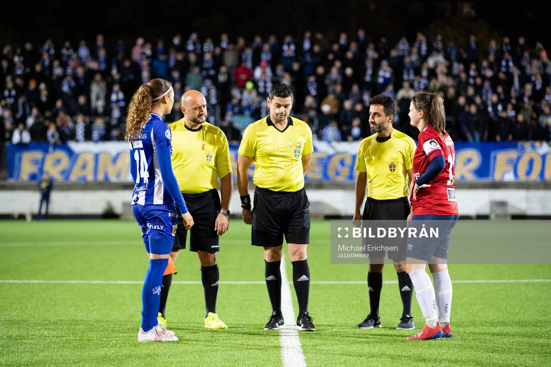 Domaren singlar slant mellan IFK Göteborgs lagkapten Malva