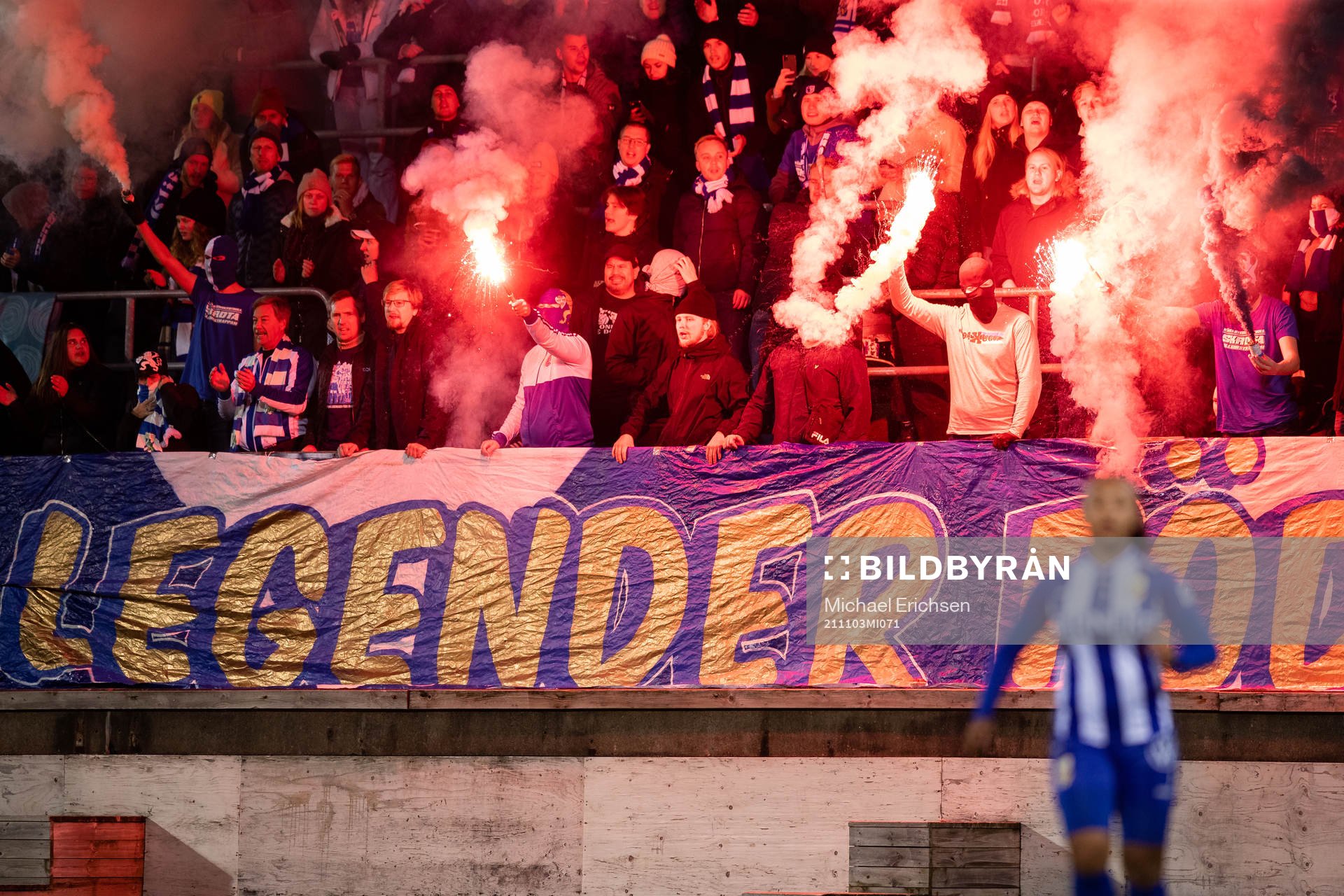 IFK Göteborgs supportrar med bengaler